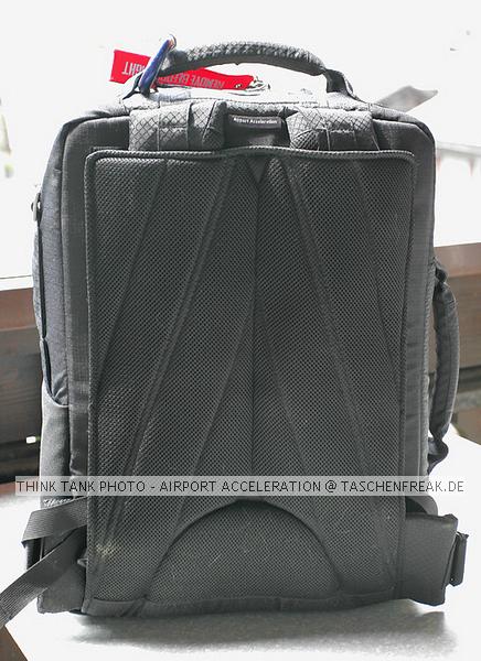 THINK TANK PHOTO AIRPORT ACCELERATION\n\nFoto von Heinz Schmid - VIELEN DANK FR DEINE BILDER UND SCHNELLE HILFE!\n\nKommentar des Nutzers:\n\nHallo Jrg,\n \nich habe mal auf die Schnelle ein paar Bilder vom ThinTank Airport Acceleration geschossen ... nix knstlerisch hochstehendes ;-) ich hoffe, Du kannst daraus in etwa ersehen was da reingeht. Auch kannst Du sie fr "taschenfreak.de" verwenden. \n \nGruss Heinz
