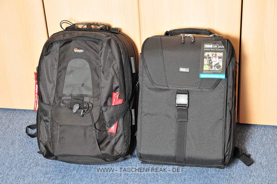 THINK TANK PHOTO - AIRPORT ACCELERATION V 2.0\n\nFoto und Text von Jrg Langer - www.taschenfreak.de\n\nKommentar:\n\nThink Tank Photo hat die nchste Runde eingeleutet. Viele Airport FotoRuckscke sind nun in der V2 erhltlich.\n\nWas ist anders? Was ist neu?\n\nIm wesentlichen ist es die Fronttasche. Whrend diese bislang aus weichem dehnbaren Stoff war sowie oben offen so ist diese nun aus sehr widerstandsfhigem Stoffmaterial gefertigt und hat eine Deckelklappe. Diese verhindert zwar nicht das Rausfallen kleiner Teile aber es rutscht nicht mehr das Notebook heraus oder die Regenjacke und die Getrnkeflaschen.\n\nDie Tasche ist gerumiger als zuvor und der Rucksack sieht trotz gefllter Fronttasche nicht mehr so "vollgepackt" aus.\n\nMeines Erachtens eine sehr gelungene Weiterentwicklung eines ohnehin sehr effizienten und gut durchdachten Fotorucksacks.\n\nIm Vergleich ist er auf einigen Bildern dem Lowepro Computrekker Plus AW gegenbergestellt.\n\nDas Ladevolumen ist beim Think Tank Airport Acceleration V 2.0 etwas hher durch die bessere Innennutzung da der Rucksack nicht unntig Volumen durch Runden und berdicke Polsterung verliert.\n\nDas Tragegefhl ist bei beiden gleichwertig auf einem guten und brauchbaren Level. \n\nKameras mit Batteriegriff oder professionelle Kameras wie Canon 1er Serie oder Nikon D2 / D3 finden hier bequem 2 nebeneinander Platz ohne das man extrem feste drcken oder schieben muss. Das ist bei den meisten Lowepro Modellen so nicht mglich oder nur mit massiven Umbaumassnahmen des Inneren.\n\nDer Beckengrut ist abnehmbar. Wenn er "dran" ist, ist er sehr funktional und nimmt das Gewicht auf den Hften/Becken auf und entlastet die Schultern deutlich. Das gesammte Tragegeschirr ist hinter einem Klettteil am Rcken zu verstecken was das Handling im Flieger und beim Checkin deutlich einfacher macht, denn wer kennt das nicht wie "schn" man mit den Tragegurten am der Lehne des Sitzes hngen bleibt whrend man gerade schwungvoll die "echten" 8 Kilo Handgepck die einem wie 19 Kilo vorkommen nach oben schwingt um das gute Stck im Kofferfach des Fliegers zu verstauen.\n\nZum Lieferumfang gehren:\n- Rucksack\n- abnehmbarer Hftgurt\n- Notebook Tasche - bis 17" Macbook Pro\n- Stativhalterung fr 3-Bein und 1-Bein\n- Regenschutzhlle\n- Stahlseil mit Zahlenschloss\n\nAlles in allem - GOOD JOB fr Think Tank Photo!!!!\n\nLiebe Gre - Euer Taschenfreak - Jrg
