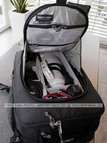 Think Tank Airport Addicted\n\nFoto von einem netten Einsender der ungenannt bleiben möchte - VIELEN DANK!\n\nKommentar des Nutzers:\n\n001: Es werden extrem viele „Trennwände“ mitgeliefert! Diese Wände sind bei mir überflüssig. Auch ein Regenschutz ist im Lieferumfang dabei (nicht auf Foto).\n002: Das Schnellzugrifffach.\n003: Frontansicht.\n004: Rückansicht mit Tragevorrichtung.\n005: Tragevorrichtung kann hinter einer Trennwand versorgt werden. Es ist dann kein Rucksack mehr sondern eine Tasche.\n006: Tragevorrichtung kann hinter einer Trennwand versorgt werden. Es ist dann kein Rucksack mehr sondern eine Tasche.\n007: Der praktische Seitengriff.\n008: Notebookfach inklusive... (Notebooktasche wird mitgeliefert)\n009: Notebookfach inklusive... (Notebooktasche wird mitgeliefert)\n010: Innenansicht mit Equipment. (Man beachte das 70-200IS, es passt sogar vertikal in die Tasche.)\n011: Innenansicht mit Equipment. (Man beachte das 70-200IS, es passt sogar vertikal in die Tasche.)\n012: Innenansicht ohne Equipment.\n013: Passt alles ohne Probleme in den Airport Addicted.\n\nAuf der Herstellerseite gibt es tolle Bilder und informative PDFs über den Rucksack...\n\nFazit: empfehlenswert.