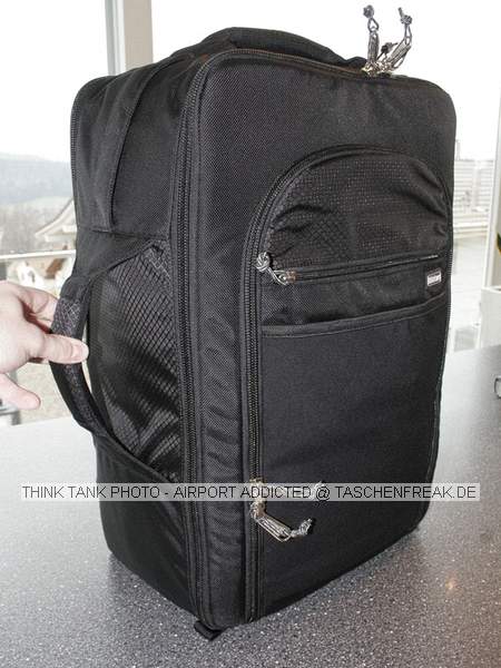 Think Tank Airport Addicted\n\nFoto von einem netten Einsender der ungenannt bleiben mchte - VIELEN DANK!\n\nKommentar des Nutzers:\n\n001: Es werden extrem viele Trennwnde mitgeliefert! Diese Wnde sind bei mir berflssig. Auch ein Regenschutz ist im Lieferumfang dabei (nicht auf Foto).\n002: Das Schnellzugrifffach.\n003: Frontansicht.\n004: Rckansicht mit Tragevorrichtung.\n005: Tragevorrichtung kann hinter einer Trennwand versorgt werden. Es ist dann kein Rucksack mehr sondern eine Tasche.\n006: Tragevorrichtung kann hinter einer Trennwand versorgt werden. Es ist dann kein Rucksack mehr sondern eine Tasche.\n007: Der praktische Seitengriff.\n008: Notebookfach inklusive... (Notebooktasche wird mitgeliefert)\n009: Notebookfach inklusive... (Notebooktasche wird mitgeliefert)\n010: Innenansicht mit Equipment. (Man beachte das 70-200IS, es passt sogar vertikal in die Tasche.)\n011: Innenansicht mit Equipment. (Man beachte das 70-200IS, es passt sogar vertikal in die Tasche.)\n012: Innenansicht ohne Equipment.\n013: Passt alles ohne Probleme in den Airport Addicted.\n\nAuf der Herstellerseite gibt es tolle Bilder und informative PDFs ber den Rucksack...\n\nFazit: empfehlenswert.