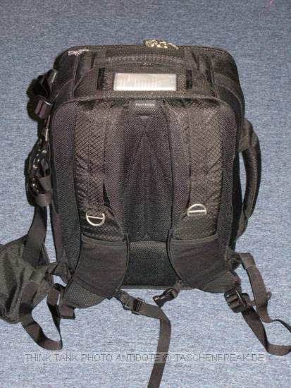 THINK TANK PHOTO ANTIDOTE\n\nFoto von Jrg Langer - www.taschenfreak.de\n\nKommentar des Nutzers:\n\nDer Antidote ist 2-3 cm weniger hoch als der TTP Ultralight, dafr aber ca. 3 cm breiter innen, was dazu frht das ein 300 2,8 oder 400 4.0 DO und ein 15" Notebook gut hineinpassen.\n\nAnsonsten sehr gute und hochprofessionelle Verarbeitung wie bei Think Tank gewohnt.\n\nLieferung war ber Nacht von Isarfoto da.\n\nInneneinteilungen sind so reichlich im Lieferumfang das diese sicher fr 2 Ruckscke reichen wrden.\n\nRegenschutzhlle sowie Stativhalterung und auch 15 Zoll Notebooktasche gehren ebenso zum Lieferumfang.\n\nFr die Fllmenge auen sehr klein wirkend - das eben das spezielle Rezept der Think Tank Entwickler. Hut ab!
