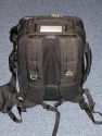 THINK TANK PHOTO ANTIDOTE\n\nFoto von Jrg Langer - www.taschenfreak.de\n\nKommentar des Nutzers:\n\nDer Antidote ist 2-3 cm weniger hoch als der TTP Ultralight, dafr aber ca. 3 cm breiter innen, was dazu frht das ein 300 2,8 oder 400 4.0 DO und ein 15" Notebook gut hineinpassen.\n\nAnsonsten sehr gute und hochprofessionelle Verarbeitung wie bei Think Tank gewohnt.\n\nLieferung war ber Nacht von Isarfoto da.\n\nInneneinteilungen sind so reichlich im Lieferumfang das diese sicher fr 2 Ruckscke reichen wrden.\n\nRegenschutzhlle sowie Stativhalterung und auch 15 Zoll Notebooktasche gehren ebenso zum Lieferumfang.\n\nFr die Fllmenge auen sehr klein wirkend - das eben das spezielle Rezept der Think Tank Entwickler. Hut ab!