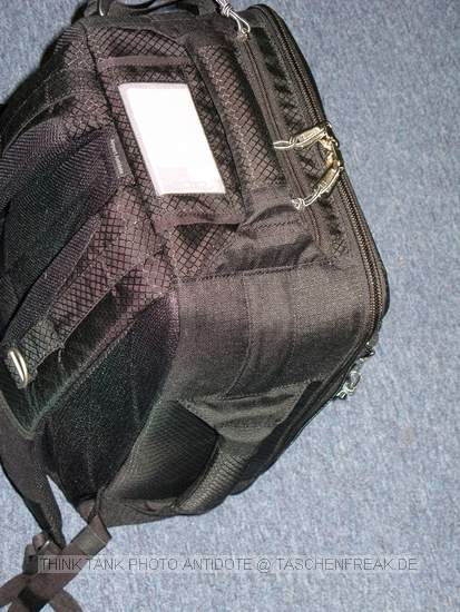 THINK TANK PHOTO ANTIDOTE\n\nFoto von Jrg Langer - www.taschenfreak.de\n\nKommentar des Nutzers:\n\nDer Antidote ist 2-3 cm weniger hoch als der TTP Ultralight, dafr aber ca. 3 cm breiter innen, was dazu frht das ein 300 2,8 oder 400 4.0 DO und ein 15" Notebook gut hineinpassen.\n\nAnsonsten sehr gute und hochprofessionelle Verarbeitung wie bei Think Tank gewohnt.\n\nLieferung war ber Nacht von Isarfoto da.\n\nInneneinteilungen sind so reichlich im Lieferumfang das diese sicher fr 2 Ruckscke reichen wrden.\n\nRegenschutzhlle sowie Stativhalterung und auch 15 Zoll Notebooktasche gehren ebenso zum Lieferumfang.\n\nFr die Fllmenge auen sehr klein wirkend - das eben das spezielle Rezept der Think Tank Entwickler. Hut ab!
