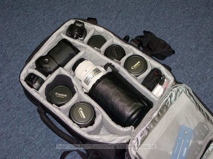 THINK TANK PHOTO ANTIDOTE\n\nFoto von Jörg Langer - www.taschenfreak.de\n\nKommentar des Nutzers:\n\nDer Antidote ist 2-3 cm weniger hoch als der TTP Ultralight, dafür aber ca. 3 cm breiter innen, was dazu fürht das ein 300 2,8 oder 400 4.0 DO und ein 15" Notebook gut hineinpassen.\n\nAnsonsten sehr gute und hochpßrofessionelle Verarbeitung wie bei Think Tank gewohnt.\n\nLieferung war über Nacht von Isarfoto da.\n\nInneneinteilungen sind so reichlich im Lieferumfang das diese sicher für 2 Rucksäcke reichen würden.\n\nRegenschutzhülle sowie Stativhalterung und auch 15 Zoll Notebooktasche gehören ebenso zum Lieferumfang.\n\nFür die Füllmenge außen sehr klein wirkend - das eben das spezielle Rezept der Think Tank Entwickler. Hut ab!