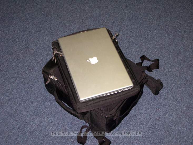 THINK TANK PHOTO ANTIDOTE\n\nFoto von Jrg Langer - www.taschenfreak.de\n\nKommentar des Nutzers:\n\nDer Antidote ist 2-3 cm weniger hoch als der TTP Ultralight, dafr aber ca. 3 cm breiter innen, was dazu frht das ein 300 2,8 oder 400 4.0 DO und ein 15" Notebook gut hineinpassen.\n\nAnsonsten sehr gute und hochprofessionelle Verarbeitung wie bei Think Tank gewohnt.\n\nLieferung war ber Nacht von Isarfoto da.\n\nInneneinteilungen sind so reichlich im Lieferumfang das diese sicher fr 2 Ruckscke reichen wrden.\n\nRegenschutzhlle sowie Stativhalterung und auch 15 Zoll Notebooktasche gehren ebenso zum Lieferumfang.\n\nFr die Fllmenge auen sehr klein wirkend - das eben das spezielle Rezept der Think Tank Entwickler. Hut ab!
