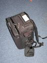 THINK TANK PHOTO ANTIDOTE\n\nFoto von Jrg Langer - www.taschenfreak.de\n\nKommentar des Nutzers:\n\nDer Antidote ist 2-3 cm weniger hoch als der TTP Ultralight, dafr aber ca. 3 cm breiter innen, was dazu frht das ein 300 2,8 oder 400 4.0 DO und ein 15" Notebook gut hineinpassen.\n\nAnsonsten sehr gute und hochprofessionelle Verarbeitung wie bei Think Tank gewohnt.\n\nLieferung war ber Nacht von Isarfoto da.\n\nInneneinteilungen sind so reichlich im Lieferumfang das diese sicher fr 2 Ruckscke reichen wrden.\n\nRegenschutzhlle sowie Stativhalterung und auch 15 Zoll Notebooktasche gehren ebenso zum Lieferumfang.\n\nFr die Fllmenge auen sehr klein wirkend - das eben das spezielle Rezept der Think Tank Entwickler. Hut ab!