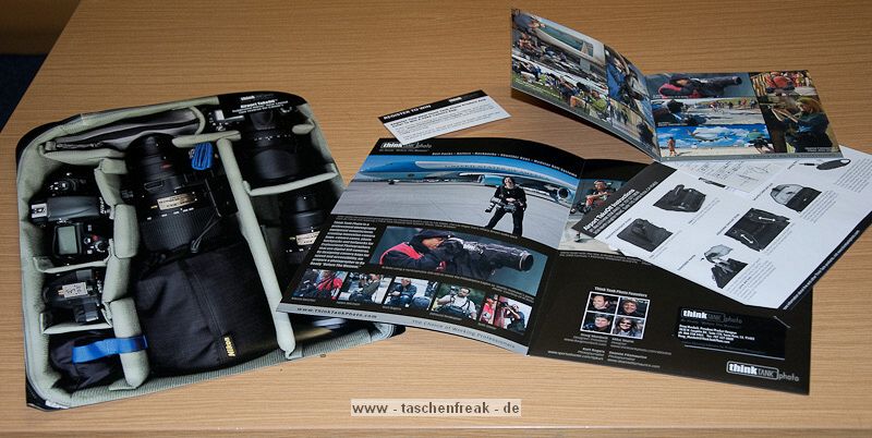 THINK TANK PHOTO - AIRPORT TAKE OFF\n\nFoto und Kommentar von Jrg Langer - www.taschenfreak.de\n\nKommentar:\n\nLiebe Taschenfreak.de Fans und Freunde der gepflegten Taschenkultur - es ist vollbracht - es gibt endlich DEN Trolly-Rucksack fr Hochzeitsfotografen und andere die einen Trolly - Rucksack und Tasche brauchen in die viel rein geht, die seris ausschaut und man bequem ziehen kann. Wir haben den Newsletter von Think Tank Photo abonniert und die Ankndigung dessen gesehen - DAS TEIL MUSS HER - war der erste Gedanke und nach wenigen Minuten war bestellt.\n\nWenn der Deutsche grandiose Zoll nciht so dusselg gewen wre und die Empfngeranschrift vom am Paket klebenden Lieferschein korrekt auf den Zoll-Abholzettel geschrieben htte wre das ganze auch nach gesamten 3 Tagen bei uns gewesen. Aber lange Rede kurzer Sinn - das Teil ist da und wir sind happy! Das nchste Mal kaufen wir wieder bei ISARFOTO in Deutschland und haben wesentlcih weniger Stress und sind schneller am Ziel - auch ein "Key Learning" aus der Zollgeschichte.\n\nWir haben schon echt viel getestet in dieser Richtung, aber entweder war der Rucksack gut oder der Trolly - aber das ein Kombigert dieser Art was taugt ist uns noch nciht aufgefallen. Kein Hersteller hat unserer Kenntnis nach dieses geschafft einen Rucksack der sich bequem auf dem Rcken tragen lsst und dennoch ein brauchbares Trollygestell hat und zudem noch 2 Bodys mit angesetztem Batteriegriff oder zwei Proficams wie Nikon D3 oder Canon 1D aufnehmen kann, da er dazu tief genug sein muss. Ein Rolling Compu Trekker ist dazu leider nicht brauchbar in der Lage. Dieser Take Off ist da wirklich tief genug und hat sehr gute Rollen - wie Inliner die sehr leise auch auf Kopfsteinpflaster zu rollen sind.\n\nWir haben das Teil jetzt echt "Vollgepackt" mit 2 Cams, 24-70 und 70-200 2.8 beide angesetzt, dazu 85 1,4, 17-35 2,8, 35 2,0, 50 1,4, 100 2.8 Micro, SB-900, 2x SB-600 mit Bouncer, 1x Remoteauslser fr Blitze, und reichlich Zubehr. Das passt stressfrei und bequem rein.\n\nAuf der Frontsteite passt auch ein groes Macbook Pro 17" (in diesem Falle mit Neopren Tasche von uns bzw. eines anderen Herstellers) vorne rein. \n\nWir sind am Ziel - und das will nach der Anzahl an Taschentests, die wir bzw, cih persnlich durch haben wirklich was heien!\n\nKaufempfehlung PER EXCELANCE VOM TASCHENFREAK!