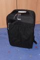 THINK TANK PHOTO - AIRPORT ULTRALIGHT\n\nFoto von Jrg Langer - www.taschenfreak.de\n\nKommentar des Nutzers:\n\nDer Airport Ultralight, ist der kleinste Rucksack der Airport Serie von Think Tank Photo. Dennoch ist auch er ein kleines Packwunder. Von den Auenmaen ist er mit einem Lowepro Mini Trecker durchaus vergleichbar (ggf. etwas hher).\n\nEs passen in unserem Beispiel bequem hinein:\n5D mit 24-70 2,8 mit Geli richtig aufgesetzt\n30D mit 100-400L IS\n70-200 4.0 mit Stativschelle\n17-40\n50 1,4\n100 2,8\nTelekonverter\n580er Blitz\nSpeicherkarten Etui\nkl. Akku Tasche fr 3x BP511\nkl. Akku Tasche fr 8x AA Zellen fr Blitz\nPanoschiene von RRS\nRRS L-Winkel an beiden Bodys\nTimer Fernbedienung\nund vorne in das Frontfach ganz bequem unser 12" Notebook/Tablet PC im Sleeve.\n\nDas Gewicht ist super bequem (deutlich bequemer als beim Mini oder Compu Trekker) auf den Schultern verteilt, obwohl die Schultergurte so leicht und schwach wirken auf den ersten Blick. Da steckt gekonnte Think Tank Entwicklung dahinter.\n\nGeliefert wird der Ultralight mit abhehmbaren Beckengurt und einem Regencover das auch auf einigen Bildern zu sehen ist.\n\nEinziges fr uns erkennbares Manko ist das dieser Think Tank Rucksack keine Stativhalterung hat (die wir eh nicht nutzen, aber viele - warum auch immer - diese gerne nutzen mchten). Wir tragen unser Stativ an einem langen Umhngegurt wie eine Flinte unter dem Arm und der Umhngegurt ist auch bequem in Verbindung mit einem Rucksack zu nutzen.\n\nWer seinen Ultralight besonders schtzen mchte kann diesen gerade so passend (etwas drcken muss man aber ..) in einem PeliCase 1510 Trolly Koffer reinpacken und damit hinter sich herziehen. Ein Notebook darf dann aber nicht in der Frontasche des Notebooks legenund zu eng sollte es im Rucksack auch nicht "zugehen", damit man das Peli Case noch anstndig und wasserdicht verschlieen kann.\n\nEr ist jeden Cent den er teurer als ein vergleichbarer Rucksack anderer Hersteller ist wert, aber das kann man nicht auf Fotos "rberbringen", aber dieses werden Ihnen viele zufriedenen Think Tank Kunden besttigen.\n\nWie immer bei den Think Tank Produkten bekommt auch dieser unser Prdikat "BESONDERS EMPFEHLENSWERT".