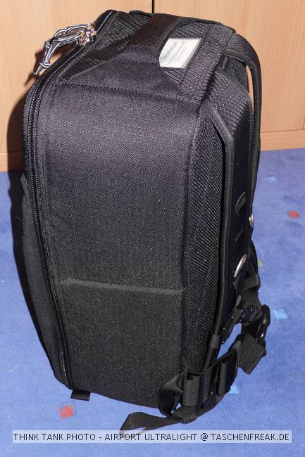 THINK TANK PHOTO - AIRPORT ULTRALIGHT\n\nFoto von Jrg Langer - www.taschenfreak.de\n\nKommentar des Nutzers:\n\nDer Airport Ultralight, ist der kleinste Rucksack der Airport Serie von Think Tank Photo. Dennoch ist auch er ein kleines Packwunder. Von den Auenmaen ist er mit einem Lowepro Mini Trecker durchaus vergleichbar (ggf. etwas hher).\n\nEs passen in unserem Beispiel bequem hinein:\n5D mit 24-70 2,8 mit Geli richtig aufgesetzt\n30D mit 100-400L IS\n70-200 4.0 mit Stativschelle\n17-40\n50 1,4\n100 2,8\nTelekonverter\n580er Blitz\nSpeicherkarten Etui\nkl. Akku Tasche fr 3x BP511\nkl. Akku Tasche fr 8x AA Zellen fr Blitz\nPanoschiene von RRS\nRRS L-Winkel an beiden Bodys\nTimer Fernbedienung\nund vorne in das Frontfach ganz bequem unser 12" Notebook/Tablet PC im Sleeve.\n\nDas Gewicht ist super bequem (deutlich bequemer als beim Mini oder Compu Trekker) auf den Schultern verteilt, obwohl die Schultergurte so leicht und schwach wirken auf den ersten Blick. Da steckt gekonnte Think Tank Entwicklung dahinter.\n\nGeliefert wird der Ultralight mit abhehmbaren Beckengurt und einem Regencover das auch auf einigen Bildern zu sehen ist.\n\nEinziges fr uns erkennbares Manko ist das dieser Think Tank Rucksack keine Stativhalterung hat (die wir eh nicht nutzen, aber viele - warum auch immer - diese gerne nutzen mchten). Wir tragen unser Stativ an einem langen Umhngegurt wie eine Flinte unter dem Arm und der Umhngegurt ist auch bequem in Verbindung mit einem Rucksack zu nutzen.\n\nWer seinen Ultralight besonders schtzen mchte kann diesen gerade so passend (etwas drcken muss man aber ..) in einem PeliCase 1510 Trolly Koffer reinpacken und damit hinter sich herziehen. Ein Notebook darf dann aber nicht in der Frontasche des Notebooks legenund zu eng sollte es im Rucksack auch nicht "zugehen", damit man das Peli Case noch anstndig und wasserdicht verschlieen kann.\n\nEr ist jeden Cent den er teurer als ein vergleichbarer Rucksack anderer Hersteller ist wert, aber das kann man nicht auf Fotos "rberbringen", aber dieses werden Ihnen viele zufriedenen Think Tank Kunden besttigen.\n\nWie immer bei den Think Tank Produkten bekommt auch dieser unser Prdikat "BESONDERS EMPFEHLENSWERT".