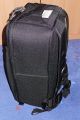 THINK TANK PHOTO - AIRPORT ULTRALIGHT\n\nFoto von Jrg Langer - www.taschenfreak.de\n\nKommentar des Nutzers:\n\nDer Airport Ultralight, ist der kleinste Rucksack der Airport Serie von Think Tank Photo. Dennoch ist auch er ein kleines Packwunder. Von den Auenmaen ist er mit einem Lowepro Mini Trecker durchaus vergleichbar (ggf. etwas hher).\n\nEs passen in unserem Beispiel bequem hinein:\n5D mit 24-70 2,8 mit Geli richtig aufgesetzt\n30D mit 100-400L IS\n70-200 4.0 mit Stativschelle\n17-40\n50 1,4\n100 2,8\nTelekonverter\n580er Blitz\nSpeicherkarten Etui\nkl. Akku Tasche fr 3x BP511\nkl. Akku Tasche fr 8x AA Zellen fr Blitz\nPanoschiene von RRS\nRRS L-Winkel an beiden Bodys\nTimer Fernbedienung\nund vorne in das Frontfach ganz bequem unser 12" Notebook/Tablet PC im Sleeve.\n\nDas Gewicht ist super bequem (deutlich bequemer als beim Mini oder Compu Trekker) auf den Schultern verteilt, obwohl die Schultergurte so leicht und schwach wirken auf den ersten Blick. Da steckt gekonnte Think Tank Entwicklung dahinter.\n\nGeliefert wird der Ultralight mit abhehmbaren Beckengurt und einem Regencover das auch auf einigen Bildern zu sehen ist.\n\nEinziges fr uns erkennbares Manko ist das dieser Think Tank Rucksack keine Stativhalterung hat (die wir eh nicht nutzen, aber viele - warum auch immer - diese gerne nutzen mchten). Wir tragen unser Stativ an einem langen Umhngegurt wie eine Flinte unter dem Arm und der Umhngegurt ist auch bequem in Verbindung mit einem Rucksack zu nutzen.\n\nWer seinen Ultralight besonders schtzen mchte kann diesen gerade so passend (etwas drcken muss man aber ..) in einem PeliCase 1510 Trolly Koffer reinpacken und damit hinter sich herziehen. Ein Notebook darf dann aber nicht in der Frontasche des Notebooks legenund zu eng sollte es im Rucksack auch nicht "zugehen", damit man das Peli Case noch anstndig und wasserdicht verschlieen kann.\n\nEr ist jeden Cent den er teurer als ein vergleichbarer Rucksack anderer Hersteller ist wert, aber das kann man nicht auf Fotos "rberbringen", aber dieses werden Ihnen viele zufriedenen Think Tank Kunden besttigen.\n\nWie immer bei den Think Tank Produkten bekommt auch dieser unser Prdikat "BESONDERS EMPFEHLENSWERT".