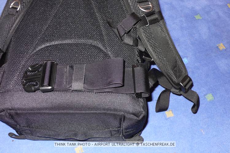 THINK TANK PHOTO - AIRPORT ULTRALIGHT\n\nFoto von Jörg Langer - www.taschenfreak.de\n\nKommentar des Nutzers:\n\nDer Airport Ultralight, ist der kleinste Rucksack der Airport Serie von Think Tank Photo. Dennoch ist auch er ein kleines Packwunder. Von den Außenmaßen ist er mit einem Lowepro Mini Trecker durchaus vergleichbar (ggf. etwas höher).\n\nEs passen in unserem Beispiel bequem hinein:\n5D mit 24-70 2,8 mit Geli richtig aufgesetzt\n30D mit 100-400L IS\n70-200 4.0 mit Stativschelle\n17-40\n50 1,4\n100 2,8\nTelekonverter\n580er Blitz\nSpeicherkarten Etui\nkl. Akku Tasche für 3x BP511\nkl. Akku Tasche für 8x AA Zellen für Blitz\nPanoschiene von RRS\nRRS L-Winkel an beiden Bodys\nTimer Fernbedienung\nund vorne in das Frontfach ganz bequem unser 12" Notebook/Tablet PC im Sleeve.\n\nDas Gewicht ist super bequem (deutlich bequemer als beim Mini oder Compu Trekker) auf den Schultern verteilt, obwohl die Schultergurte so leicht und schwach wirken auf den ersten Blick. Da steckt gekonnte Think Tank Entwicklung dahinter.\n\nGeliefert wird der Ultralight mit abhehmbaren Beckengurt und einem Regencover das auch auf einigen Bildern zu sehen ist.\n\nEinziges für uns erkennbares Manko ist das dieser Think Tank Rucksack keine Stativhalterung hat (die wir eh nicht nutzen, aber viele - warum auch immer - diese gerne nutzen möchten). Wir tragen unser Stativ an einem langen Umhängegurt wie eine Flinte unter dem Arm und der Umhängegurt ist auch bequem in Verbindung mit einem Rucksack zu nutzen.\n\nWer seinen Ultralight besonders schützen möchte kann diesen gerade so passend (etwas drücken muss man aber ..) in einem PeliCase 1510 Trolly Koffer reinpacken und damit hinter sich herziehen. Ein Notebook darf dann aber nicht in der Frontasche des Notebooks legenund zu eng sollte es im Rucksack auch nicht "zugehen", damit man das Peli Case noch anständig und wasserdicht verschließen kann.\n\nEr ist jeden Cent den er teurer als ein vergleichbarer Rucksack anderer Hersteller ist wert, aber das kann man nicht auf Fotos "rüberbringen", aber dieses werden Ihnen viele zufriedenen Think Tank Kunden bestätigen.\n\nWie immer bei den Think Tank Produkten bekommt auch dieser unser Prädikat "BESONDERS EMPFEHLENSWERT".