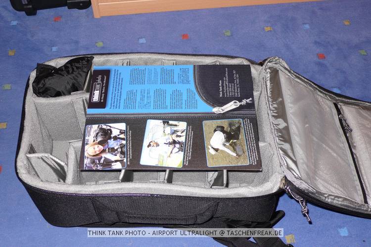 THINK TANK PHOTO - AIRPORT ULTRALIGHT\n\nFoto von Jrg Langer - www.taschenfreak.de\n\nKommentar des Nutzers:\n\nDer Airport Ultralight, ist der kleinste Rucksack der Airport Serie von Think Tank Photo. Dennoch ist auch er ein kleines Packwunder. Von den Auenmaen ist er mit einem Lowepro Mini Trecker durchaus vergleichbar (ggf. etwas hher).\n\nEs passen in unserem Beispiel bequem hinein:\n5D mit 24-70 2,8 mit Geli richtig aufgesetzt\n30D mit 100-400L IS\n70-200 4.0 mit Stativschelle\n17-40\n50 1,4\n100 2,8\nTelekonverter\n580er Blitz\nSpeicherkarten Etui\nkl. Akku Tasche fr 3x BP511\nkl. Akku Tasche fr 8x AA Zellen fr Blitz\nPanoschiene von RRS\nRRS L-Winkel an beiden Bodys\nTimer Fernbedienung\nund vorne in das Frontfach ganz bequem unser 12" Notebook/Tablet PC im Sleeve.\n\nDas Gewicht ist super bequem (deutlich bequemer als beim Mini oder Compu Trekker) auf den Schultern verteilt, obwohl die Schultergurte so leicht und schwach wirken auf den ersten Blick. Da steckt gekonnte Think Tank Entwicklung dahinter.\n\nGeliefert wird der Ultralight mit abhehmbaren Beckengurt und einem Regencover das auch auf einigen Bildern zu sehen ist.\n\nEinziges fr uns erkennbares Manko ist das dieser Think Tank Rucksack keine Stativhalterung hat (die wir eh nicht nutzen, aber viele - warum auch immer - diese gerne nutzen mchten). Wir tragen unser Stativ an einem langen Umhngegurt wie eine Flinte unter dem Arm und der Umhngegurt ist auch bequem in Verbindung mit einem Rucksack zu nutzen.\n\nWer seinen Ultralight besonders schtzen mchte kann diesen gerade so passend (etwas drcken muss man aber ..) in einem PeliCase 1510 Trolly Koffer reinpacken und damit hinter sich herziehen. Ein Notebook darf dann aber nicht in der Frontasche des Notebooks legenund zu eng sollte es im Rucksack auch nicht "zugehen", damit man das Peli Case noch anstndig und wasserdicht verschlieen kann.\n\nEr ist jeden Cent den er teurer als ein vergleichbarer Rucksack anderer Hersteller ist wert, aber das kann man nicht auf Fotos "rberbringen", aber dieses werden Ihnen viele zufriedenen Think Tank Kunden besttigen.\n\nWie immer bei den Think Tank Produkten bekommt auch dieser unser Prdikat "BESONDERS EMPFEHLENSWERT".