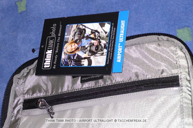 THINK TANK PHOTO - AIRPORT ULTRALIGHT\n\nFoto von Jrg Langer - www.taschenfreak.de\n\nKommentar des Nutzers:\n\nDer Airport Ultralight, ist der kleinste Rucksack der Airport Serie von Think Tank Photo. Dennoch ist auch er ein kleines Packwunder. Von den Auenmaen ist er mit einem Lowepro Mini Trecker durchaus vergleichbar (ggf. etwas hher).\n\nEs passen in unserem Beispiel bequem hinein:\n5D mit 24-70 2,8 mit Geli richtig aufgesetzt\n30D mit 100-400L IS\n70-200 4.0 mit Stativschelle\n17-40\n50 1,4\n100 2,8\nTelekonverter\n580er Blitz\nSpeicherkarten Etui\nkl. Akku Tasche fr 3x BP511\nkl. Akku Tasche fr 8x AA Zellen fr Blitz\nPanoschiene von RRS\nRRS L-Winkel an beiden Bodys\nTimer Fernbedienung\nund vorne in das Frontfach ganz bequem unser 12" Notebook/Tablet PC im Sleeve.\n\nDas Gewicht ist super bequem (deutlich bequemer als beim Mini oder Compu Trekker) auf den Schultern verteilt, obwohl die Schultergurte so leicht und schwach wirken auf den ersten Blick. Da steckt gekonnte Think Tank Entwicklung dahinter.\n\nGeliefert wird der Ultralight mit abhehmbaren Beckengurt und einem Regencover das auch auf einigen Bildern zu sehen ist.\n\nEinziges fr uns erkennbares Manko ist das dieser Think Tank Rucksack keine Stativhalterung hat (die wir eh nicht nutzen, aber viele - warum auch immer - diese gerne nutzen mchten). Wir tragen unser Stativ an einem langen Umhngegurt wie eine Flinte unter dem Arm und der Umhngegurt ist auch bequem in Verbindung mit einem Rucksack zu nutzen.\n\nWer seinen Ultralight besonders schtzen mchte kann diesen gerade so passend (etwas drcken muss man aber ..) in einem PeliCase 1510 Trolly Koffer reinpacken und damit hinter sich herziehen. Ein Notebook darf dann aber nicht in der Frontasche des Notebooks legenund zu eng sollte es im Rucksack auch nicht "zugehen", damit man das Peli Case noch anstndig und wasserdicht verschlieen kann.\n\nEr ist jeden Cent den er teurer als ein vergleichbarer Rucksack anderer Hersteller ist wert, aber das kann man nicht auf Fotos "rberbringen", aber dieses werden Ihnen viele zufriedenen Think Tank Kunden besttigen.\n\nWie immer bei den Think Tank Produkten bekommt auch dieser unser Prdikat "BESONDERS EMPFEHLENSWERT".