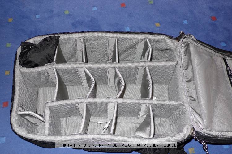THINK TANK PHOTO - AIRPORT ULTRALIGHT\n\nFoto von Jörg Langer - www.taschenfreak.de\n\nKommentar des Nutzers:\n\nDer Airport Ultralight, ist der kleinste Rucksack der Airport Serie von Think Tank Photo. Dennoch ist auch er ein kleines Packwunder. Von den Außenmaßen ist er mit einem Lowepro Mini Trecker durchaus vergleichbar (ggf. etwas höher).\n\nEs passen in unserem Beispiel bequem hinein:\n5D mit 24-70 2,8 mit Geli richtig aufgesetzt\n30D mit 100-400L IS\n70-200 4.0 mit Stativschelle\n17-40\n50 1,4\n100 2,8\nTelekonverter\n580er Blitz\nSpeicherkarten Etui\nkl. Akku Tasche für 3x BP511\nkl. Akku Tasche für 8x AA Zellen für Blitz\nPanoschiene von RRS\nRRS L-Winkel an beiden Bodys\nTimer Fernbedienung\nund vorne in das Frontfach ganz bequem unser 12" Notebook/Tablet PC im Sleeve.\n\nDas Gewicht ist super bequem (deutlich bequemer als beim Mini oder Compu Trekker) auf den Schultern verteilt, obwohl die Schultergurte so leicht und schwach wirken auf den ersten Blick. Da steckt gekonnte Think Tank Entwicklung dahinter.\n\nGeliefert wird der Ultralight mit abhehmbaren Beckengurt und einem Regencover das auch auf einigen Bildern zu sehen ist.\n\nEinziges für uns erkennbares Manko ist das dieser Think Tank Rucksack keine Stativhalterung hat (die wir eh nicht nutzen, aber viele - warum auch immer - diese gerne nutzen möchten). Wir tragen unser Stativ an einem langen Umhängegurt wie eine Flinte unter dem Arm und der Umhängegurt ist auch bequem in Verbindung mit einem Rucksack zu nutzen.\n\nWer seinen Ultralight besonders schützen möchte kann diesen gerade so passend (etwas drücken muss man aber ..) in einem PeliCase 1510 Trolly Koffer reinpacken und damit hinter sich herziehen. Ein Notebook darf dann aber nicht in der Frontasche des Notebooks legenund zu eng sollte es im Rucksack auch nicht "zugehen", damit man das Peli Case noch anständig und wasserdicht verschließen kann.\n\nEr ist jeden Cent den er teurer als ein vergleichbarer Rucksack anderer Hersteller ist wert, aber das kann man nicht auf Fotos "rüberbringen", aber dieses werden Ihnen viele zufriedenen Think Tank Kunden bestätigen.\n\nWie immer bei den Think Tank Produkten bekommt auch dieser unser Prädikat "BESONDERS EMPFEHLENSWERT".