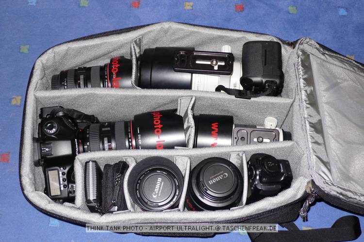 THINK TANK PHOTO - AIRPORT ULTRALIGHT\n\nFoto von Jrg Langer - www.taschenfreak.de\n\nKommentar des Nutzers:\n\nDer Airport Ultralight, ist der kleinste Rucksack der Airport Serie von Think Tank Photo. Dennoch ist auch er ein kleines Packwunder. Von den Auenmaen ist er mit einem Lowepro Mini Trecker durchaus vergleichbar (ggf. etwas hher).\n\nEs passen in unserem Beispiel bequem hinein:\n5D mit 24-70 2,8 mit Geli richtig aufgesetzt\n30D mit 100-400L IS\n70-200 4.0 mit Stativschelle\n17-40\n50 1,4\n100 2,8\nTelekonverter\n580er Blitz\nSpeicherkarten Etui\nkl. Akku Tasche fr 3x BP511\nkl. Akku Tasche fr 8x AA Zellen fr Blitz\nPanoschiene von RRS\nRRS L-Winkel an beiden Bodys\nTimer Fernbedienung\nund vorne in das Frontfach ganz bequem unser 12" Notebook/Tablet PC im Sleeve.\n\nDas Gewicht ist super bequem (deutlich bequemer als beim Mini oder Compu Trekker) auf den Schultern verteilt, obwohl die Schultergurte so leicht und schwach wirken auf den ersten Blick. Da steckt gekonnte Think Tank Entwicklung dahinter.\n\nGeliefert wird der Ultralight mit abhehmbaren Beckengurt und einem Regencover das auch auf einigen Bildern zu sehen ist.\n\nEinziges fr uns erkennbares Manko ist das dieser Think Tank Rucksack keine Stativhalterung hat (die wir eh nicht nutzen, aber viele - warum auch immer - diese gerne nutzen mchten). Wir tragen unser Stativ an einem langen Umhngegurt wie eine Flinte unter dem Arm und der Umhngegurt ist auch bequem in Verbindung mit einem Rucksack zu nutzen.\n\nWer seinen Ultralight besonders schtzen mchte kann diesen gerade so passend (etwas drcken muss man aber ..) in einem PeliCase 1510 Trolly Koffer reinpacken und damit hinter sich herziehen. Ein Notebook darf dann aber nicht in der Frontasche des Notebooks legenund zu eng sollte es im Rucksack auch nicht "zugehen", damit man das Peli Case noch anstndig und wasserdicht verschlieen kann.\n\nEr ist jeden Cent den er teurer als ein vergleichbarer Rucksack anderer Hersteller ist wert, aber das kann man nicht auf Fotos "rberbringen", aber dieses werden Ihnen viele zufriedenen Think Tank Kunden besttigen.\n\nWie immer bei den Think Tank Produkten bekommt auch dieser unser Prdikat "BESONDERS EMPFEHLENSWERT".