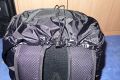 THINK TANK PHOTO - AIRPORT ULTRALIGHT\n\nFoto von Jrg Langer - www.taschenfreak.de\n\nKommentar des Nutzers:\n\nDer Airport Ultralight, ist der kleinste Rucksack der Airport Serie von Think Tank Photo. Dennoch ist auch er ein kleines Packwunder. Von den Auenmaen ist er mit einem Lowepro Mini Trecker durchaus vergleichbar (ggf. etwas hher).\n\nEs passen in unserem Beispiel bequem hinein:\n5D mit 24-70 2,8 mit Geli richtig aufgesetzt\n30D mit 100-400L IS\n70-200 4.0 mit Stativschelle\n17-40\n50 1,4\n100 2,8\nTelekonverter\n580er Blitz\nSpeicherkarten Etui\nkl. Akku Tasche fr 3x BP511\nkl. Akku Tasche fr 8x AA Zellen fr Blitz\nPanoschiene von RRS\nRRS L-Winkel an beiden Bodys\nTimer Fernbedienung\nund vorne in das Frontfach ganz bequem unser 12" Notebook/Tablet PC im Sleeve.\n\nDas Gewicht ist super bequem (deutlich bequemer als beim Mini oder Compu Trekker) auf den Schultern verteilt, obwohl die Schultergurte so leicht und schwach wirken auf den ersten Blick. Da steckt gekonnte Think Tank Entwicklung dahinter.\n\nGeliefert wird der Ultralight mit abhehmbaren Beckengurt und einem Regencover das auch auf einigen Bildern zu sehen ist.\n\nEinziges fr uns erkennbares Manko ist das dieser Think Tank Rucksack keine Stativhalterung hat (die wir eh nicht nutzen, aber viele - warum auch immer - diese gerne nutzen mchten). Wir tragen unser Stativ an einem langen Umhngegurt wie eine Flinte unter dem Arm und der Umhngegurt ist auch bequem in Verbindung mit einem Rucksack zu nutzen.\n\nWer seinen Ultralight besonders schtzen mchte kann diesen gerade so passend (etwas drcken muss man aber ..) in einem PeliCase 1510 Trolly Koffer reinpacken und damit hinter sich herziehen. Ein Notebook darf dann aber nicht in der Frontasche des Notebooks legenund zu eng sollte es im Rucksack auch nicht "zugehen", damit man das Peli Case noch anstndig und wasserdicht verschlieen kann.\n\nEr ist jeden Cent den er teurer als ein vergleichbarer Rucksack anderer Hersteller ist wert, aber das kann man nicht auf Fotos "rberbringen", aber dieses werden Ihnen viele zufriedenen Think Tank Kunden besttigen.\n\nWie immer bei den Think Tank Produkten bekommt auch dieser unser Prdikat "BESONDERS EMPFEHLENSWERT".