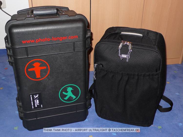 THINK TANK PHOTO - AIRPORT ULTRALIGHT\n\nFoto von Jrg Langer - www.taschenfreak.de\n\nKommentar des Nutzers:\n\nDer Airport Ultralight, ist der kleinste Rucksack der Airport Serie von Think Tank Photo. Dennoch ist auch er ein kleines Packwunder. Von den Auenmaen ist er mit einem Lowepro Mini Trecker durchaus vergleichbar (ggf. etwas hher).\n\nEs passen in unserem Beispiel bequem hinein:\n5D mit 24-70 2,8 mit Geli richtig aufgesetzt\n30D mit 100-400L IS\n70-200 4.0 mit Stativschelle\n17-40\n50 1,4\n100 2,8\nTelekonverter\n580er Blitz\nSpeicherkarten Etui\nkl. Akku Tasche fr 3x BP511\nkl. Akku Tasche fr 8x AA Zellen fr Blitz\nPanoschiene von RRS\nRRS L-Winkel an beiden Bodys\nTimer Fernbedienung\nund vorne in das Frontfach ganz bequem unser 12" Notebook/Tablet PC im Sleeve.\n\nDas Gewicht ist super bequem (deutlich bequemer als beim Mini oder Compu Trekker) auf den Schultern verteilt, obwohl die Schultergurte so leicht und schwach wirken auf den ersten Blick. Da steckt gekonnte Think Tank Entwicklung dahinter.\n\nGeliefert wird der Ultralight mit abhehmbaren Beckengurt und einem Regencover das auch auf einigen Bildern zu sehen ist.\n\nEinziges fr uns erkennbares Manko ist das dieser Think Tank Rucksack keine Stativhalterung hat (die wir eh nicht nutzen, aber viele - warum auch immer - diese gerne nutzen mchten). Wir tragen unser Stativ an einem langen Umhngegurt wie eine Flinte unter dem Arm und der Umhngegurt ist auch bequem in Verbindung mit einem Rucksack zu nutzen.\n\nWer seinen Ultralight besonders schtzen mchte kann diesen gerade so passend (etwas drcken muss man aber ..) in einem PeliCase 1510 Trolly Koffer reinpacken und damit hinter sich herziehen. Ein Notebook darf dann aber nicht in der Frontasche des Notebooks legenund zu eng sollte es im Rucksack auch nicht "zugehen", damit man das Peli Case noch anstndig und wasserdicht verschlieen kann.\n\nEr ist jeden Cent den er teurer als ein vergleichbarer Rucksack anderer Hersteller ist wert, aber das kann man nicht auf Fotos "rberbringen", aber dieses werden Ihnen viele zufriedenen Think Tank Kunden besttigen.\n\nWie immer bei den Think Tank Produkten bekommt auch dieser unser Prdikat "BESONDERS EMPFEHLENSWERT".