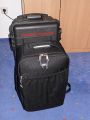 THINK TANK PHOTO - AIRPORT ULTRALIGHT\n\nFoto von Jrg Langer - www.taschenfreak.de\n\nKommentar des Nutzers:\n\nDer Airport Ultralight, ist der kleinste Rucksack der Airport Serie von Think Tank Photo. Dennoch ist auch er ein kleines Packwunder. Von den Auenmaen ist er mit einem Lowepro Mini Trecker durchaus vergleichbar (ggf. etwas hher).\n\nEs passen in unserem Beispiel bequem hinein:\n5D mit 24-70 2,8 mit Geli richtig aufgesetzt\n30D mit 100-400L IS\n70-200 4.0 mit Stativschelle\n17-40\n50 1,4\n100 2,8\nTelekonverter\n580er Blitz\nSpeicherkarten Etui\nkl. Akku Tasche fr 3x BP511\nkl. Akku Tasche fr 8x AA Zellen fr Blitz\nPanoschiene von RRS\nRRS L-Winkel an beiden Bodys\nTimer Fernbedienung\nund vorne in das Frontfach ganz bequem unser 12" Notebook/Tablet PC im Sleeve.\n\nDas Gewicht ist super bequem (deutlich bequemer als beim Mini oder Compu Trekker) auf den Schultern verteilt, obwohl die Schultergurte so leicht und schwach wirken auf den ersten Blick. Da steckt gekonnte Think Tank Entwicklung dahinter.\n\nGeliefert wird der Ultralight mit abhehmbaren Beckengurt und einem Regencover das auch auf einigen Bildern zu sehen ist.\n\nEinziges fr uns erkennbares Manko ist das dieser Think Tank Rucksack keine Stativhalterung hat (die wir eh nicht nutzen, aber viele - warum auch immer - diese gerne nutzen mchten). Wir tragen unser Stativ an einem langen Umhngegurt wie eine Flinte unter dem Arm und der Umhngegurt ist auch bequem in Verbindung mit einem Rucksack zu nutzen.\n\nWer seinen Ultralight besonders schtzen mchte kann diesen gerade so passend (etwas drcken muss man aber ..) in einem PeliCase 1510 Trolly Koffer reinpacken und damit hinter sich herziehen. Ein Notebook darf dann aber nicht in der Frontasche des Notebooks legenund zu eng sollte es im Rucksack auch nicht "zugehen", damit man das Peli Case noch anstndig und wasserdicht verschlieen kann.\n\nEr ist jeden Cent den er teurer als ein vergleichbarer Rucksack anderer Hersteller ist wert, aber das kann man nicht auf Fotos "rberbringen", aber dieses werden Ihnen viele zufriedenen Think Tank Kunden besttigen.\n\nWie immer bei den Think Tank Produkten bekommt auch dieser unser Prdikat "BESONDERS EMPFEHLENSWERT".