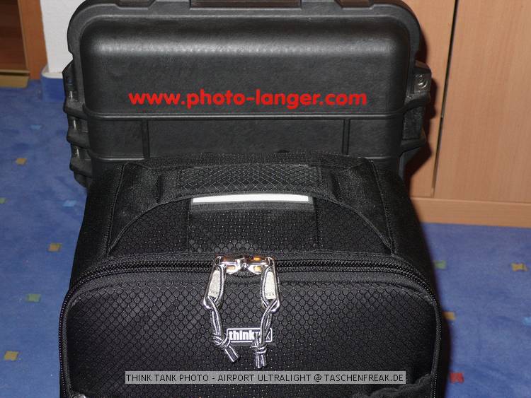 THINK TANK PHOTO - AIRPORT ULTRALIGHT\n\nFoto von Jrg Langer - www.taschenfreak.de\n\nKommentar des Nutzers:\n\nDer Airport Ultralight, ist der kleinste Rucksack der Airport Serie von Think Tank Photo. Dennoch ist auch er ein kleines Packwunder. Von den Auenmaen ist er mit einem Lowepro Mini Trecker durchaus vergleichbar (ggf. etwas hher).\n\nEs passen in unserem Beispiel bequem hinein:\n5D mit 24-70 2,8 mit Geli richtig aufgesetzt\n30D mit 100-400L IS\n70-200 4.0 mit Stativschelle\n17-40\n50 1,4\n100 2,8\nTelekonverter\n580er Blitz\nSpeicherkarten Etui\nkl. Akku Tasche fr 3x BP511\nkl. Akku Tasche fr 8x AA Zellen fr Blitz\nPanoschiene von RRS\nRRS L-Winkel an beiden Bodys\nTimer Fernbedienung\nund vorne in das Frontfach ganz bequem unser 12" Notebook/Tablet PC im Sleeve.\n\nDas Gewicht ist super bequem (deutlich bequemer als beim Mini oder Compu Trekker) auf den Schultern verteilt, obwohl die Schultergurte so leicht und schwach wirken auf den ersten Blick. Da steckt gekonnte Think Tank Entwicklung dahinter.\n\nGeliefert wird der Ultralight mit abhehmbaren Beckengurt und einem Regencover das auch auf einigen Bildern zu sehen ist.\n\nEinziges fr uns erkennbares Manko ist das dieser Think Tank Rucksack keine Stativhalterung hat (die wir eh nicht nutzen, aber viele - warum auch immer - diese gerne nutzen mchten). Wir tragen unser Stativ an einem langen Umhngegurt wie eine Flinte unter dem Arm und der Umhngegurt ist auch bequem in Verbindung mit einem Rucksack zu nutzen.\n\nWer seinen Ultralight besonders schtzen mchte kann diesen gerade so passend (etwas drcken muss man aber ..) in einem PeliCase 1510 Trolly Koffer reinpacken und damit hinter sich herziehen. Ein Notebook darf dann aber nicht in der Frontasche des Notebooks legenund zu eng sollte es im Rucksack auch nicht "zugehen", damit man das Peli Case noch anstndig und wasserdicht verschlieen kann.\n\nEr ist jeden Cent den er teurer als ein vergleichbarer Rucksack anderer Hersteller ist wert, aber das kann man nicht auf Fotos "rberbringen", aber dieses werden Ihnen viele zufriedenen Think Tank Kunden besttigen.\n\nWie immer bei den Think Tank Produkten bekommt auch dieser unser Prdikat "BESONDERS EMPFEHLENSWERT".