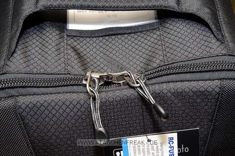 THINK TANK PHOTO - AIRPORT ULTRALIGHT 2.5\n\nFotos und Kommentar - Jörg Langer - www.taschenfreak.de\n\nKommentar:\n\n"Man sieht der langweilig aus", war mein erster Gedanke. Dann erinnerte ich mich das cih den Ultralight schon mal besessen hatte. (Ja, das ist ein Taschenfreak-Problem *ggg*) Der war ein kleines Packwunder. Außen so klein wie ein allseits bekannter Mini Trekker aber innen ging ordentlich was rein - was war der Haken an dem 1.0 oder vorgänger des heutigen Airport Ultralight 2.5? Es war die Vortasche die oben offen war und so labbelig vorne dran "hing". genau.\n\nDas ist jetzt echt klasse und einfach gelöst mit einem sehr starken - aber dennoch recht leisen - Klettverschluss. Der Ulteralight hat zudem ein Stahlsei in den Deckel der Fronttasche bekommen - so das man Ihn am Flughafen oder Sitz im Zug festmachen kann. Das ist recht nützlich wenn man mal schnell hochrechnet wie viele Euros in so ein kleines schwarzes Packwunder reingehen.\n\nApropos "reingehen" - was passt rein in den kleinsten aus der Aiport Serie?\n\nWir haben da reingepackt und das ohne jegliches Qutschen oder schubsen.\n\nD3 mit angesetzten 17-35 2.8 (oder 24-70 2.8)\nD300 Body mit BG\n24-70 2.8 stehend (und das ist das große Plus an diesem Think Tank dem Mini Trekker gegenüber) \n(in das selbe Fach ginge auch das 17-35 2.8 rein wenn das 24-70 an der Cam wäre...)\n70-200 2.8\n85 1.4\n50 1.4 und darüber das 35 2.0\nSB-600 stehend\nSB-900 abgeknickt\n100er Micro\n\nIn das Frontfach passen 15" Notebooks bequem rein. Das 17" Macbook Pro Unibody geht auch rein - mit anderen Handelsüblichen 17" Geräten wäre ich vorsichtig - das müsste man Fall zu Fall testen und messen.\n\nAlso alles in allem - wie eigentlich immer bei Think Tank - gemacht für Profiequipment und super für Cams mit BG oder 2.8er Linsen, die ja leider immer deutlich größer sind als die lichtschwächeren.\n\nFazit: VERY GOOD!