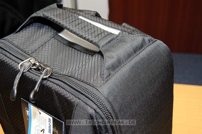 THINK TANK PHOTO - AIRPORT ULTRALIGHT 2.5\n\nFotos und Kommentar - Jrg Langer - www.taschenfreak.de\n\nKommentar:\n\n"Man sieht der langweilig aus", war mein erster Gedanke. Dann erinnerte ich mich das cih den Ultralight schon mal besessen hatte. (Ja, das ist ein Taschenfreak-Problem *ggg*) Der war ein kleines Packwunder. Auen so klein wie ein allseits bekannter Mini Trekker aber innen ging ordentlich was rein - was war der Haken an dem 1.0 oder vorgnger des heutigen Airport Ultralight 2.5? Es war die Vortasche die oben offen war und so labbelig vorne dran "hing". genau.\n\nDas ist jetzt echt klasse und einfach gelst mit einem sehr starken - aber dennoch recht leisen - Klettverschluss. Der Ulteralight hat zudem ein Stahlsei in den Deckel der Fronttasche bekommen - so das man Ihn am Flughafen oder Sitz im Zug festmachen kann. Das ist recht ntzlich wenn man mal schnell hochrechnet wie viele Euros in so ein kleines schwarzes Packwunder reingehen.\n\nApropos "reingehen" - was passt rein in den kleinsten aus der Aiport Serie?\n\nWir haben da reingepackt und das ohne jegliches Qutschen oder schubsen.\n\nD3 mit angesetzten 17-35 2.8 (oder 24-70 2.8)\nD300 Body mit BG\n24-70 2.8 stehend (und das ist das groe Plus an diesem Think Tank dem Mini Trekker gegenber) \n(in das selbe Fach ginge auch das 17-35 2.8 rein wenn das 24-70 an der Cam wre...)\n70-200 2.8\n85 1.4\n50 1.4 und darber das 35 2.0\nSB-600 stehend\nSB-900 abgeknickt\n100er Micro\n\nIn das Frontfach passen 15" Notebooks bequem rein. Das 17" Macbook Pro Unibody geht auch rein - mit anderen Handelsblichen 17" Gerten wre ich vorsichtig - das msste man Fall zu Fall testen und messen.\n\nAlso alles in allem - wie eigentlich immer bei Think Tank - gemacht fr Profiequipment und super fr Cams mit BG oder 2.8er Linsen, die ja leider immer deutlich grer sind als die lichtschwcheren.\n\nFazit: VERY GOOD!