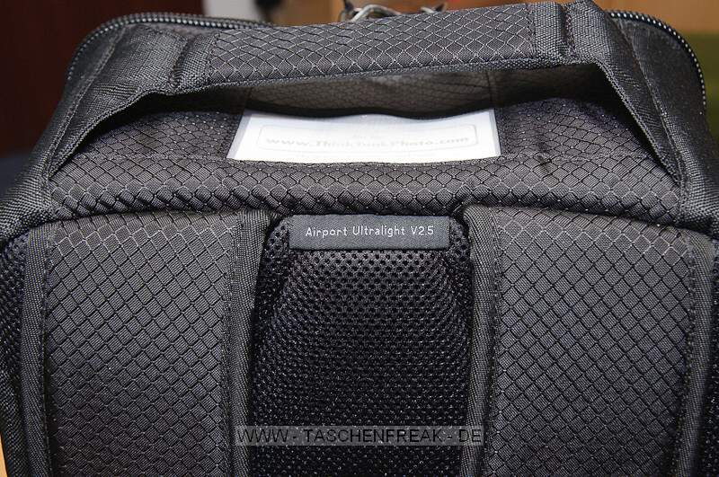 THINK TANK PHOTO - AIRPORT ULTRALIGHT 2.5\n\nFotos und Kommentar - Jrg Langer - www.taschenfreak.de\n\nKommentar:\n\n"Man sieht der langweilig aus", war mein erster Gedanke. Dann erinnerte ich mich das cih den Ultralight schon mal besessen hatte. (Ja, das ist ein Taschenfreak-Problem *ggg*) Der war ein kleines Packwunder. Auen so klein wie ein allseits bekannter Mini Trekker aber innen ging ordentlich was rein - was war der Haken an dem 1.0 oder vorgnger des heutigen Airport Ultralight 2.5? Es war die Vortasche die oben offen war und so labbelig vorne dran "hing". genau.\n\nDas ist jetzt echt klasse und einfach gelst mit einem sehr starken - aber dennoch recht leisen - Klettverschluss. Der Ulteralight hat zudem ein Stahlsei in den Deckel der Fronttasche bekommen - so das man Ihn am Flughafen oder Sitz im Zug festmachen kann. Das ist recht ntzlich wenn man mal schnell hochrechnet wie viele Euros in so ein kleines schwarzes Packwunder reingehen.\n\nApropos "reingehen" - was passt rein in den kleinsten aus der Aiport Serie?\n\nWir haben da reingepackt und das ohne jegliches Qutschen oder schubsen.\n\nD3 mit angesetzten 17-35 2.8 (oder 24-70 2.8)\nD300 Body mit BG\n24-70 2.8 stehend (und das ist das groe Plus an diesem Think Tank dem Mini Trekker gegenber) \n(in das selbe Fach ginge auch das 17-35 2.8 rein wenn das 24-70 an der Cam wre...)\n70-200 2.8\n85 1.4\n50 1.4 und darber das 35 2.0\nSB-600 stehend\nSB-900 abgeknickt\n100er Micro\n\nIn das Frontfach passen 15" Notebooks bequem rein. Das 17" Macbook Pro Unibody geht auch rein - mit anderen Handelsblichen 17" Gerten wre ich vorsichtig - das msste man Fall zu Fall testen und messen.\n\nAlso alles in allem - wie eigentlich immer bei Think Tank - gemacht fr Profiequipment und super fr Cams mit BG oder 2.8er Linsen, die ja leider immer deutlich grer sind als die lichtschwcheren.\n\nFazit: VERY GOOD!
