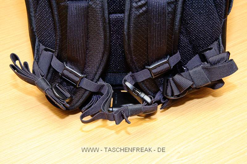 THINK TANK PHOTO - AIRPORT ULTRALIGHT 2.5\n\nFotos und Kommentar - Jrg Langer - www.taschenfreak.de\n\nKommentar:\n\n"Man sieht der langweilig aus", war mein erster Gedanke. Dann erinnerte ich mich das cih den Ultralight schon mal besessen hatte. (Ja, das ist ein Taschenfreak-Problem *ggg*) Der war ein kleines Packwunder. Auen so klein wie ein allseits bekannter Mini Trekker aber innen ging ordentlich was rein - was war der Haken an dem 1.0 oder vorgnger des heutigen Airport Ultralight 2.5? Es war die Vortasche die oben offen war und so labbelig vorne dran "hing". genau.\n\nDas ist jetzt echt klasse und einfach gelst mit einem sehr starken - aber dennoch recht leisen - Klettverschluss. Der Ulteralight hat zudem ein Stahlsei in den Deckel der Fronttasche bekommen - so das man Ihn am Flughafen oder Sitz im Zug festmachen kann. Das ist recht ntzlich wenn man mal schnell hochrechnet wie viele Euros in so ein kleines schwarzes Packwunder reingehen.\n\nApropos "reingehen" - was passt rein in den kleinsten aus der Aiport Serie?\n\nWir haben da reingepackt und das ohne jegliches Qutschen oder schubsen.\n\nD3 mit angesetzten 17-35 2.8 (oder 24-70 2.8)\nD300 Body mit BG\n24-70 2.8 stehend (und das ist das groe Plus an diesem Think Tank dem Mini Trekker gegenber) \n(in das selbe Fach ginge auch das 17-35 2.8 rein wenn das 24-70 an der Cam wre...)\n70-200 2.8\n85 1.4\n50 1.4 und darber das 35 2.0\nSB-600 stehend\nSB-900 abgeknickt\n100er Micro\n\nIn das Frontfach passen 15" Notebooks bequem rein. Das 17" Macbook Pro Unibody geht auch rein - mit anderen Handelsblichen 17" Gerten wre ich vorsichtig - das msste man Fall zu Fall testen und messen.\n\nAlso alles in allem - wie eigentlich immer bei Think Tank - gemacht fr Profiequipment und super fr Cams mit BG oder 2.8er Linsen, die ja leider immer deutlich grer sind als die lichtschwcheren.\n\nFazit: VERY GOOD!