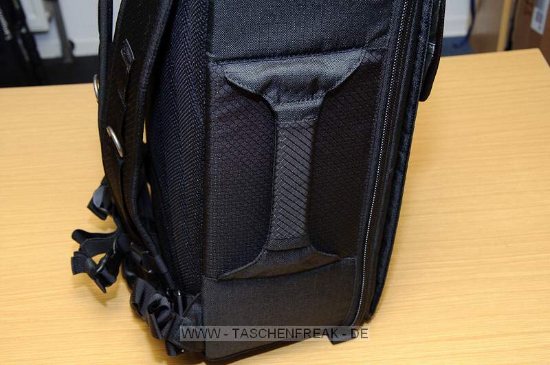 THINK TANK PHOTO - AIRPORT ULTRALIGHT 2.5\n\nFotos und Kommentar - Jörg Langer - www.taschenfreak.de\n\nKommentar:\n\n"Man sieht der langweilig aus", war mein erster Gedanke. Dann erinnerte ich mich das cih den Ultralight schon mal besessen hatte. (Ja, das ist ein Taschenfreak-Problem *ggg*) Der war ein kleines Packwunder. Außen so klein wie ein allseits bekannter Mini Trekker aber innen ging ordentlich was rein - was war der Haken an dem 1.0 oder vorgänger des heutigen Airport Ultralight 2.5? Es war die Vortasche die oben offen war und so labbelig vorne dran "hing". genau.\n\nDas ist jetzt echt klasse und einfach gelöst mit einem sehr starken - aber dennoch recht leisen - Klettverschluss. Der Ulteralight hat zudem ein Stahlsei in den Deckel der Fronttasche bekommen - so das man Ihn am Flughafen oder Sitz im Zug festmachen kann. Das ist recht nützlich wenn man mal schnell hochrechnet wie viele Euros in so ein kleines schwarzes Packwunder reingehen.\n\nApropos "reingehen" - was passt rein in den kleinsten aus der Aiport Serie?\n\nWir haben da reingepackt und das ohne jegliches Qutschen oder schubsen.\n\nD3 mit angesetzten 17-35 2.8 (oder 24-70 2.8)\nD300 Body mit BG\n24-70 2.8 stehend (und das ist das große Plus an diesem Think Tank dem Mini Trekker gegenüber) \n(in das selbe Fach ginge auch das 17-35 2.8 rein wenn das 24-70 an der Cam wäre...)\n70-200 2.8\n85 1.4\n50 1.4 und darüber das 35 2.0\nSB-600 stehend\nSB-900 abgeknickt\n100er Micro\n\nIn das Frontfach passen 15" Notebooks bequem rein. Das 17" Macbook Pro Unibody geht auch rein - mit anderen Handelsüblichen 17" Geräten wäre ich vorsichtig - das müsste man Fall zu Fall testen und messen.\n\nAlso alles in allem - wie eigentlich immer bei Think Tank - gemacht für Profiequipment und super für Cams mit BG oder 2.8er Linsen, die ja leider immer deutlich größer sind als die lichtschwächeren.\n\nFazit: VERY GOOD!