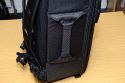 THINK TANK PHOTO - AIRPORT ULTRALIGHT 2.5\n\nFotos und Kommentar - Jrg Langer - www.taschenfreak.de\n\nKommentar:\n\n"Man sieht der langweilig aus", war mein erster Gedanke. Dann erinnerte ich mich das cih den Ultralight schon mal besessen hatte. (Ja, das ist ein Taschenfreak-Problem *ggg*) Der war ein kleines Packwunder. Auen so klein wie ein allseits bekannter Mini Trekker aber innen ging ordentlich was rein - was war der Haken an dem 1.0 oder vorgnger des heutigen Airport Ultralight 2.5? Es war die Vortasche die oben offen war und so labbelig vorne dran "hing". genau.\n\nDas ist jetzt echt klasse und einfach gelst mit einem sehr starken - aber dennoch recht leisen - Klettverschluss. Der Ulteralight hat zudem ein Stahlsei in den Deckel der Fronttasche bekommen - so das man Ihn am Flughafen oder Sitz im Zug festmachen kann. Das ist recht ntzlich wenn man mal schnell hochrechnet wie viele Euros in so ein kleines schwarzes Packwunder reingehen.\n\nApropos "reingehen" - was passt rein in den kleinsten aus der Aiport Serie?\n\nWir haben da reingepackt und das ohne jegliches Qutschen oder schubsen.\n\nD3 mit angesetzten 17-35 2.8 (oder 24-70 2.8)\nD300 Body mit BG\n24-70 2.8 stehend (und das ist das groe Plus an diesem Think Tank dem Mini Trekker gegenber) \n(in das selbe Fach ginge auch das 17-35 2.8 rein wenn das 24-70 an der Cam wre...)\n70-200 2.8\n85 1.4\n50 1.4 und darber das 35 2.0\nSB-600 stehend\nSB-900 abgeknickt\n100er Micro\n\nIn das Frontfach passen 15" Notebooks bequem rein. Das 17" Macbook Pro Unibody geht auch rein - mit anderen Handelsblichen 17" Gerten wre ich vorsichtig - das msste man Fall zu Fall testen und messen.\n\nAlso alles in allem - wie eigentlich immer bei Think Tank - gemacht fr Profiequipment und super fr Cams mit BG oder 2.8er Linsen, die ja leider immer deutlich grer sind als die lichtschwcheren.\n\nFazit: VERY GOOD!