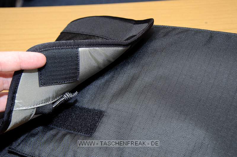 THINK TANK PHOTO - AIRPORT ULTRALIGHT 2.5\n\nFotos und Kommentar - Jrg Langer - www.taschenfreak.de\n\nKommentar:\n\n"Man sieht der langweilig aus", war mein erster Gedanke. Dann erinnerte ich mich das cih den Ultralight schon mal besessen hatte. (Ja, das ist ein Taschenfreak-Problem *ggg*) Der war ein kleines Packwunder. Auen so klein wie ein allseits bekannter Mini Trekker aber innen ging ordentlich was rein - was war der Haken an dem 1.0 oder vorgnger des heutigen Airport Ultralight 2.5? Es war die Vortasche die oben offen war und so labbelig vorne dran "hing". genau.\n\nDas ist jetzt echt klasse und einfach gelst mit einem sehr starken - aber dennoch recht leisen - Klettverschluss. Der Ulteralight hat zudem ein Stahlsei in den Deckel der Fronttasche bekommen - so das man Ihn am Flughafen oder Sitz im Zug festmachen kann. Das ist recht ntzlich wenn man mal schnell hochrechnet wie viele Euros in so ein kleines schwarzes Packwunder reingehen.\n\nApropos "reingehen" - was passt rein in den kleinsten aus der Aiport Serie?\n\nWir haben da reingepackt und das ohne jegliches Qutschen oder schubsen.\n\nD3 mit angesetzten 17-35 2.8 (oder 24-70 2.8)\nD300 Body mit BG\n24-70 2.8 stehend (und das ist das groe Plus an diesem Think Tank dem Mini Trekker gegenber) \n(in das selbe Fach ginge auch das 17-35 2.8 rein wenn das 24-70 an der Cam wre...)\n70-200 2.8\n85 1.4\n50 1.4 und darber das 35 2.0\nSB-600 stehend\nSB-900 abgeknickt\n100er Micro\n\nIn das Frontfach passen 15" Notebooks bequem rein. Das 17" Macbook Pro Unibody geht auch rein - mit anderen Handelsblichen 17" Gerten wre ich vorsichtig - das msste man Fall zu Fall testen und messen.\n\nAlso alles in allem - wie eigentlich immer bei Think Tank - gemacht fr Profiequipment und super fr Cams mit BG oder 2.8er Linsen, die ja leider immer deutlich grer sind als die lichtschwcheren.\n\nFazit: VERY GOOD!