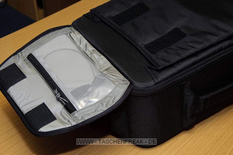 THINK TANK PHOTO - AIRPORT ULTRALIGHT 2.5\n\nFotos und Kommentar - Jörg Langer - www.taschenfreak.de\n\nKommentar:\n\n"Man sieht der langweilig aus", war mein erster Gedanke. Dann erinnerte ich mich das cih den Ultralight schon mal besessen hatte. (Ja, das ist ein Taschenfreak-Problem *ggg*) Der war ein kleines Packwunder. Außen so klein wie ein allseits bekannter Mini Trekker aber innen ging ordentlich was rein - was war der Haken an dem 1.0 oder vorgänger des heutigen Airport Ultralight 2.5? Es war die Vortasche die oben offen war und so labbelig vorne dran "hing". genau.\n\nDas ist jetzt echt klasse und einfach gelöst mit einem sehr starken - aber dennoch recht leisen - Klettverschluss. Der Ulteralight hat zudem ein Stahlsei in den Deckel der Fronttasche bekommen - so das man Ihn am Flughafen oder Sitz im Zug festmachen kann. Das ist recht nützlich wenn man mal schnell hochrechnet wie viele Euros in so ein kleines schwarzes Packwunder reingehen.\n\nApropos "reingehen" - was passt rein in den kleinsten aus der Aiport Serie?\n\nWir haben da reingepackt und das ohne jegliches Qutschen oder schubsen.\n\nD3 mit angesetzten 17-35 2.8 (oder 24-70 2.8)\nD300 Body mit BG\n24-70 2.8 stehend (und das ist das große Plus an diesem Think Tank dem Mini Trekker gegenüber) \n(in das selbe Fach ginge auch das 17-35 2.8 rein wenn das 24-70 an der Cam wäre...)\n70-200 2.8\n85 1.4\n50 1.4 und darüber das 35 2.0\nSB-600 stehend\nSB-900 abgeknickt\n100er Micro\n\nIn das Frontfach passen 15" Notebooks bequem rein. Das 17" Macbook Pro Unibody geht auch rein - mit anderen Handelsüblichen 17" Geräten wäre ich vorsichtig - das müsste man Fall zu Fall testen und messen.\n\nAlso alles in allem - wie eigentlich immer bei Think Tank - gemacht für Profiequipment und super für Cams mit BG oder 2.8er Linsen, die ja leider immer deutlich größer sind als die lichtschwächeren.\n\nFazit: VERY GOOD!
