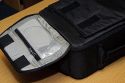 THINK TANK PHOTO - AIRPORT ULTRALIGHT 2.5\n\nFotos und Kommentar - Jrg Langer - www.taschenfreak.de\n\nKommentar:\n\n"Man sieht der langweilig aus", war mein erster Gedanke. Dann erinnerte ich mich das cih den Ultralight schon mal besessen hatte. (Ja, das ist ein Taschenfreak-Problem *ggg*) Der war ein kleines Packwunder. Auen so klein wie ein allseits bekannter Mini Trekker aber innen ging ordentlich was rein - was war der Haken an dem 1.0 oder vorgnger des heutigen Airport Ultralight 2.5? Es war die Vortasche die oben offen war und so labbelig vorne dran "hing". genau.\n\nDas ist jetzt echt klasse und einfach gelst mit einem sehr starken - aber dennoch recht leisen - Klettverschluss. Der Ulteralight hat zudem ein Stahlsei in den Deckel der Fronttasche bekommen - so das man Ihn am Flughafen oder Sitz im Zug festmachen kann. Das ist recht ntzlich wenn man mal schnell hochrechnet wie viele Euros in so ein kleines schwarzes Packwunder reingehen.\n\nApropos "reingehen" - was passt rein in den kleinsten aus der Aiport Serie?\n\nWir haben da reingepackt und das ohne jegliches Qutschen oder schubsen.\n\nD3 mit angesetzten 17-35 2.8 (oder 24-70 2.8)\nD300 Body mit BG\n24-70 2.8 stehend (und das ist das groe Plus an diesem Think Tank dem Mini Trekker gegenber) \n(in das selbe Fach ginge auch das 17-35 2.8 rein wenn das 24-70 an der Cam wre...)\n70-200 2.8\n85 1.4\n50 1.4 und darber das 35 2.0\nSB-600 stehend\nSB-900 abgeknickt\n100er Micro\n\nIn das Frontfach passen 15" Notebooks bequem rein. Das 17" Macbook Pro Unibody geht auch rein - mit anderen Handelsblichen 17" Gerten wre ich vorsichtig - das msste man Fall zu Fall testen und messen.\n\nAlso alles in allem - wie eigentlich immer bei Think Tank - gemacht fr Profiequipment und super fr Cams mit BG oder 2.8er Linsen, die ja leider immer deutlich grer sind als die lichtschwcheren.\n\nFazit: VERY GOOD!