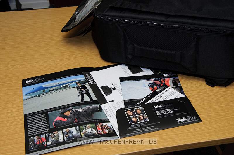 THINK TANK PHOTO - AIRPORT ULTRALIGHT 2.5\n\nFotos und Kommentar - Jrg Langer - www.taschenfreak.de\n\nKommentar:\n\n"Man sieht der langweilig aus", war mein erster Gedanke. Dann erinnerte ich mich das cih den Ultralight schon mal besessen hatte. (Ja, das ist ein Taschenfreak-Problem *ggg*) Der war ein kleines Packwunder. Auen so klein wie ein allseits bekannter Mini Trekker aber innen ging ordentlich was rein - was war der Haken an dem 1.0 oder vorgnger des heutigen Airport Ultralight 2.5? Es war die Vortasche die oben offen war und so labbelig vorne dran "hing". genau.\n\nDas ist jetzt echt klasse und einfach gelst mit einem sehr starken - aber dennoch recht leisen - Klettverschluss. Der Ulteralight hat zudem ein Stahlsei in den Deckel der Fronttasche bekommen - so das man Ihn am Flughafen oder Sitz im Zug festmachen kann. Das ist recht ntzlich wenn man mal schnell hochrechnet wie viele Euros in so ein kleines schwarzes Packwunder reingehen.\n\nApropos "reingehen" - was passt rein in den kleinsten aus der Aiport Serie?\n\nWir haben da reingepackt und das ohne jegliches Qutschen oder schubsen.\n\nD3 mit angesetzten 17-35 2.8 (oder 24-70 2.8)\nD300 Body mit BG\n24-70 2.8 stehend (und das ist das groe Plus an diesem Think Tank dem Mini Trekker gegenber) \n(in das selbe Fach ginge auch das 17-35 2.8 rein wenn das 24-70 an der Cam wre...)\n70-200 2.8\n85 1.4\n50 1.4 und darber das 35 2.0\nSB-600 stehend\nSB-900 abgeknickt\n100er Micro\n\nIn das Frontfach passen 15" Notebooks bequem rein. Das 17" Macbook Pro Unibody geht auch rein - mit anderen Handelsblichen 17" Gerten wre ich vorsichtig - das msste man Fall zu Fall testen und messen.\n\nAlso alles in allem - wie eigentlich immer bei Think Tank - gemacht fr Profiequipment und super fr Cams mit BG oder 2.8er Linsen, die ja leider immer deutlich grer sind als die lichtschwcheren.\n\nFazit: VERY GOOD!