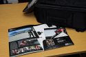 THINK TANK PHOTO - AIRPORT ULTRALIGHT 2.5\n\nFotos und Kommentar - Jrg Langer - www.taschenfreak.de\n\nKommentar:\n\n"Man sieht der langweilig aus", war mein erster Gedanke. Dann erinnerte ich mich das cih den Ultralight schon mal besessen hatte. (Ja, das ist ein Taschenfreak-Problem *ggg*) Der war ein kleines Packwunder. Auen so klein wie ein allseits bekannter Mini Trekker aber innen ging ordentlich was rein - was war der Haken an dem 1.0 oder vorgnger des heutigen Airport Ultralight 2.5? Es war die Vortasche die oben offen war und so labbelig vorne dran "hing". genau.\n\nDas ist jetzt echt klasse und einfach gelst mit einem sehr starken - aber dennoch recht leisen - Klettverschluss. Der Ulteralight hat zudem ein Stahlsei in den Deckel der Fronttasche bekommen - so das man Ihn am Flughafen oder Sitz im Zug festmachen kann. Das ist recht ntzlich wenn man mal schnell hochrechnet wie viele Euros in so ein kleines schwarzes Packwunder reingehen.\n\nApropos "reingehen" - was passt rein in den kleinsten aus der Aiport Serie?\n\nWir haben da reingepackt und das ohne jegliches Qutschen oder schubsen.\n\nD3 mit angesetzten 17-35 2.8 (oder 24-70 2.8)\nD300 Body mit BG\n24-70 2.8 stehend (und das ist das groe Plus an diesem Think Tank dem Mini Trekker gegenber) \n(in das selbe Fach ginge auch das 17-35 2.8 rein wenn das 24-70 an der Cam wre...)\n70-200 2.8\n85 1.4\n50 1.4 und darber das 35 2.0\nSB-600 stehend\nSB-900 abgeknickt\n100er Micro\n\nIn das Frontfach passen 15" Notebooks bequem rein. Das 17" Macbook Pro Unibody geht auch rein - mit anderen Handelsblichen 17" Gerten wre ich vorsichtig - das msste man Fall zu Fall testen und messen.\n\nAlso alles in allem - wie eigentlich immer bei Think Tank - gemacht fr Profiequipment und super fr Cams mit BG oder 2.8er Linsen, die ja leider immer deutlich grer sind als die lichtschwcheren.\n\nFazit: VERY GOOD!
