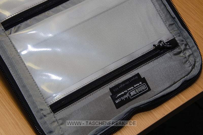 THINK TANK PHOTO - AIRPORT ULTRALIGHT 2.5\n\nFotos und Kommentar - Jrg Langer - www.taschenfreak.de\n\nKommentar:\n\n"Man sieht der langweilig aus", war mein erster Gedanke. Dann erinnerte ich mich das cih den Ultralight schon mal besessen hatte. (Ja, das ist ein Taschenfreak-Problem *ggg*) Der war ein kleines Packwunder. Auen so klein wie ein allseits bekannter Mini Trekker aber innen ging ordentlich was rein - was war der Haken an dem 1.0 oder vorgnger des heutigen Airport Ultralight 2.5? Es war die Vortasche die oben offen war und so labbelig vorne dran "hing". genau.\n\nDas ist jetzt echt klasse und einfach gelst mit einem sehr starken - aber dennoch recht leisen - Klettverschluss. Der Ulteralight hat zudem ein Stahlsei in den Deckel der Fronttasche bekommen - so das man Ihn am Flughafen oder Sitz im Zug festmachen kann. Das ist recht ntzlich wenn man mal schnell hochrechnet wie viele Euros in so ein kleines schwarzes Packwunder reingehen.\n\nApropos "reingehen" - was passt rein in den kleinsten aus der Aiport Serie?\n\nWir haben da reingepackt und das ohne jegliches Qutschen oder schubsen.\n\nD3 mit angesetzten 17-35 2.8 (oder 24-70 2.8)\nD300 Body mit BG\n24-70 2.8 stehend (und das ist das groe Plus an diesem Think Tank dem Mini Trekker gegenber) \n(in das selbe Fach ginge auch das 17-35 2.8 rein wenn das 24-70 an der Cam wre...)\n70-200 2.8\n85 1.4\n50 1.4 und darber das 35 2.0\nSB-600 stehend\nSB-900 abgeknickt\n100er Micro\n\nIn das Frontfach passen 15" Notebooks bequem rein. Das 17" Macbook Pro Unibody geht auch rein - mit anderen Handelsblichen 17" Gerten wre ich vorsichtig - das msste man Fall zu Fall testen und messen.\n\nAlso alles in allem - wie eigentlich immer bei Think Tank - gemacht fr Profiequipment und super fr Cams mit BG oder 2.8er Linsen, die ja leider immer deutlich grer sind als die lichtschwcheren.\n\nFazit: VERY GOOD!