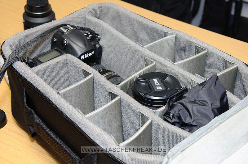 THINK TANK PHOTO - AIRPORT ULTRALIGHT 2.5\n\nFotos und Kommentar - Jrg Langer - www.taschenfreak.de\n\nKommentar:\n\n"Man sieht der langweilig aus", war mein erster Gedanke. Dann erinnerte ich mich das cih den Ultralight schon mal besessen hatte. (Ja, das ist ein Taschenfreak-Problem *ggg*) Der war ein kleines Packwunder. Auen so klein wie ein allseits bekannter Mini Trekker aber innen ging ordentlich was rein - was war der Haken an dem 1.0 oder vorgnger des heutigen Airport Ultralight 2.5? Es war die Vortasche die oben offen war und so labbelig vorne dran "hing". genau.\n\nDas ist jetzt echt klasse und einfach gelst mit einem sehr starken - aber dennoch recht leisen - Klettverschluss. Der Ulteralight hat zudem ein Stahlsei in den Deckel der Fronttasche bekommen - so das man Ihn am Flughafen oder Sitz im Zug festmachen kann. Das ist recht ntzlich wenn man mal schnell hochrechnet wie viele Euros in so ein kleines schwarzes Packwunder reingehen.\n\nApropos "reingehen" - was passt rein in den kleinsten aus der Aiport Serie?\n\nWir haben da reingepackt und das ohne jegliches Qutschen oder schubsen.\n\nD3 mit angesetzten 17-35 2.8 (oder 24-70 2.8)\nD300 Body mit BG\n24-70 2.8 stehend (und das ist das groe Plus an diesem Think Tank dem Mini Trekker gegenber) \n(in das selbe Fach ginge auch das 17-35 2.8 rein wenn das 24-70 an der Cam wre...)\n70-200 2.8\n85 1.4\n50 1.4 und darber das 35 2.0\nSB-600 stehend\nSB-900 abgeknickt\n100er Micro\n\nIn das Frontfach passen 15" Notebooks bequem rein. Das 17" Macbook Pro Unibody geht auch rein - mit anderen Handelsblichen 17" Gerten wre ich vorsichtig - das msste man Fall zu Fall testen und messen.\n\nAlso alles in allem - wie eigentlich immer bei Think Tank - gemacht fr Profiequipment und super fr Cams mit BG oder 2.8er Linsen, die ja leider immer deutlich grer sind als die lichtschwcheren.\n\nFazit: VERY GOOD!