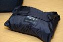 THINK TANK PHOTO - AIRPORT ULTRALIGHT 2.5\n\nFotos und Kommentar - Jrg Langer - www.taschenfreak.de\n\nKommentar:\n\n"Man sieht der langweilig aus", war mein erster Gedanke. Dann erinnerte ich mich das cih den Ultralight schon mal besessen hatte. (Ja, das ist ein Taschenfreak-Problem *ggg*) Der war ein kleines Packwunder. Auen so klein wie ein allseits bekannter Mini Trekker aber innen ging ordentlich was rein - was war der Haken an dem 1.0 oder vorgnger des heutigen Airport Ultralight 2.5? Es war die Vortasche die oben offen war und so labbelig vorne dran "hing". genau.\n\nDas ist jetzt echt klasse und einfach gelst mit einem sehr starken - aber dennoch recht leisen - Klettverschluss. Der Ulteralight hat zudem ein Stahlsei in den Deckel der Fronttasche bekommen - so das man Ihn am Flughafen oder Sitz im Zug festmachen kann. Das ist recht ntzlich wenn man mal schnell hochrechnet wie viele Euros in so ein kleines schwarzes Packwunder reingehen.\n\nApropos "reingehen" - was passt rein in den kleinsten aus der Aiport Serie?\n\nWir haben da reingepackt und das ohne jegliches Qutschen oder schubsen.\n\nD3 mit angesetzten 17-35 2.8 (oder 24-70 2.8)\nD300 Body mit BG\n24-70 2.8 stehend (und das ist das groe Plus an diesem Think Tank dem Mini Trekker gegenber) \n(in das selbe Fach ginge auch das 17-35 2.8 rein wenn das 24-70 an der Cam wre...)\n70-200 2.8\n85 1.4\n50 1.4 und darber das 35 2.0\nSB-600 stehend\nSB-900 abgeknickt\n100er Micro\n\nIn das Frontfach passen 15" Notebooks bequem rein. Das 17" Macbook Pro Unibody geht auch rein - mit anderen Handelsblichen 17" Gerten wre ich vorsichtig - das msste man Fall zu Fall testen und messen.\n\nAlso alles in allem - wie eigentlich immer bei Think Tank - gemacht fr Profiequipment und super fr Cams mit BG oder 2.8er Linsen, die ja leider immer deutlich grer sind als die lichtschwcheren.\n\nFazit: VERY GOOD!