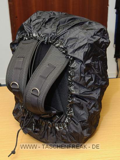 THINK TANK PHOTO - AIRPORT ULTRALIGHT 2.5\n\nFotos und Kommentar - Jrg Langer - www.taschenfreak.de\n\nKommentar:\n\n"Man sieht der langweilig aus", war mein erster Gedanke. Dann erinnerte ich mich das cih den Ultralight schon mal besessen hatte. (Ja, das ist ein Taschenfreak-Problem *ggg*) Der war ein kleines Packwunder. Auen so klein wie ein allseits bekannter Mini Trekker aber innen ging ordentlich was rein - was war der Haken an dem 1.0 oder vorgnger des heutigen Airport Ultralight 2.5? Es war die Vortasche die oben offen war und so labbelig vorne dran "hing". genau.\n\nDas ist jetzt echt klasse und einfach gelst mit einem sehr starken - aber dennoch recht leisen - Klettverschluss. Der Ulteralight hat zudem ein Stahlsei in den Deckel der Fronttasche bekommen - so das man Ihn am Flughafen oder Sitz im Zug festmachen kann. Das ist recht ntzlich wenn man mal schnell hochrechnet wie viele Euros in so ein kleines schwarzes Packwunder reingehen.\n\nApropos "reingehen" - was passt rein in den kleinsten aus der Aiport Serie?\n\nWir haben da reingepackt und das ohne jegliches Qutschen oder schubsen.\n\nD3 mit angesetzten 17-35 2.8 (oder 24-70 2.8)\nD300 Body mit BG\n24-70 2.8 stehend (und das ist das groe Plus an diesem Think Tank dem Mini Trekker gegenber) \n(in das selbe Fach ginge auch das 17-35 2.8 rein wenn das 24-70 an der Cam wre...)\n70-200 2.8\n85 1.4\n50 1.4 und darber das 35 2.0\nSB-600 stehend\nSB-900 abgeknickt\n100er Micro\n\nIn das Frontfach passen 15" Notebooks bequem rein. Das 17" Macbook Pro Unibody geht auch rein - mit anderen Handelsblichen 17" Gerten wre ich vorsichtig - das msste man Fall zu Fall testen und messen.\n\nAlso alles in allem - wie eigentlich immer bei Think Tank - gemacht fr Profiequipment und super fr Cams mit BG oder 2.8er Linsen, die ja leider immer deutlich grer sind als die lichtschwcheren.\n\nFazit: VERY GOOD!