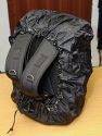 THINK TANK PHOTO - AIRPORT ULTRALIGHT 2.5\n\nFotos und Kommentar - Jrg Langer - www.taschenfreak.de\n\nKommentar:\n\n"Man sieht der langweilig aus", war mein erster Gedanke. Dann erinnerte ich mich das cih den Ultralight schon mal besessen hatte. (Ja, das ist ein Taschenfreak-Problem *ggg*) Der war ein kleines Packwunder. Auen so klein wie ein allseits bekannter Mini Trekker aber innen ging ordentlich was rein - was war der Haken an dem 1.0 oder vorgnger des heutigen Airport Ultralight 2.5? Es war die Vortasche die oben offen war und so labbelig vorne dran "hing". genau.\n\nDas ist jetzt echt klasse und einfach gelst mit einem sehr starken - aber dennoch recht leisen - Klettverschluss. Der Ulteralight hat zudem ein Stahlsei in den Deckel der Fronttasche bekommen - so das man Ihn am Flughafen oder Sitz im Zug festmachen kann. Das ist recht ntzlich wenn man mal schnell hochrechnet wie viele Euros in so ein kleines schwarzes Packwunder reingehen.\n\nApropos "reingehen" - was passt rein in den kleinsten aus der Aiport Serie?\n\nWir haben da reingepackt und das ohne jegliches Qutschen oder schubsen.\n\nD3 mit angesetzten 17-35 2.8 (oder 24-70 2.8)\nD300 Body mit BG\n24-70 2.8 stehend (und das ist das groe Plus an diesem Think Tank dem Mini Trekker gegenber) \n(in das selbe Fach ginge auch das 17-35 2.8 rein wenn das 24-70 an der Cam wre...)\n70-200 2.8\n85 1.4\n50 1.4 und darber das 35 2.0\nSB-600 stehend\nSB-900 abgeknickt\n100er Micro\n\nIn das Frontfach passen 15" Notebooks bequem rein. Das 17" Macbook Pro Unibody geht auch rein - mit anderen Handelsblichen 17" Gerten wre ich vorsichtig - das msste man Fall zu Fall testen und messen.\n\nAlso alles in allem - wie eigentlich immer bei Think Tank - gemacht fr Profiequipment und super fr Cams mit BG oder 2.8er Linsen, die ja leider immer deutlich grer sind als die lichtschwcheren.\n\nFazit: VERY GOOD!