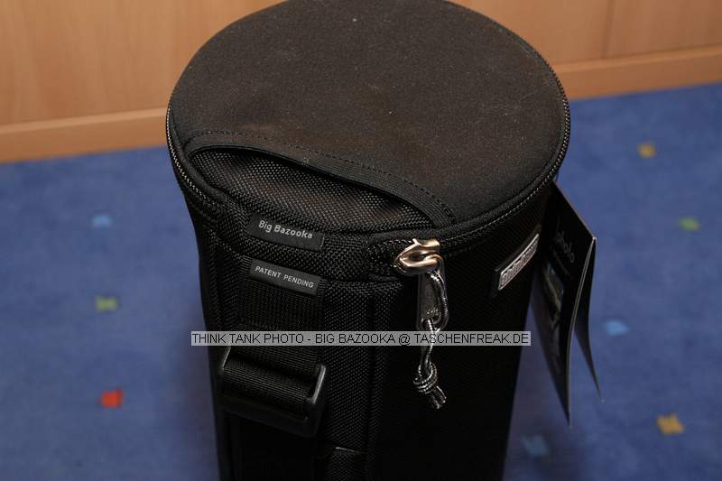 THINK TANK PHOTO BIG BAZOOKA\n\nFoto von Jrg Langer - www.taschenfreak.de\n\nKommentar des Nutzers:\n\nEine extrem flexible Stativtasche die sich der Lnge des Statives anpasst und damit sehr vielseitig einsetzbar ist.\n\nThink Tank macht nicht nur die besten Fototaschen, sondern auch dessen Zubehr ist unschlagbar praktisch und voll auf den Profi- oder Ambitionierten Fotografen ausgerichtet.\n\nInformationen unter:\nwww.thinktankphoto.com\n\nKaufen unter:\nwww.isarfoto.de