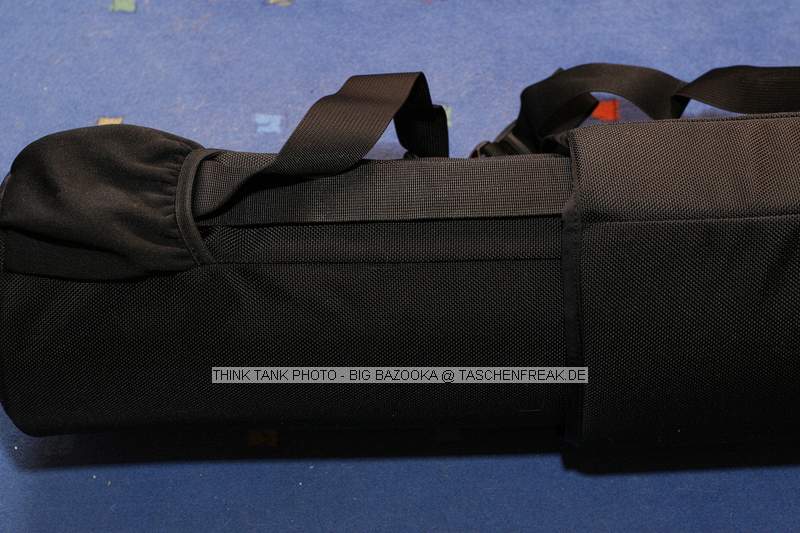 THINK TANK PHOTO BIG BAZOOKA\n\nFoto von Jörg Langer - www.taschenfreak.de\n\nKommentar des Nutzers:\n\nEine extrem flexible Stativtasche die sich der Länge des Statives anpasst und damit sehr vielseitig einsetzbar ist.\n\nThink Tank macht nicht nur die besten Fototaschen, sondern auch dessen Zubehör ist unschlagbar praktisch und voll auf den Profi- oder Ambitionierten Fotografen ausgerichtet.\n\nInformationen unter:\nwww.thinktankphoto.com\n\nKaufen unter:\nwww.isarfoto.de