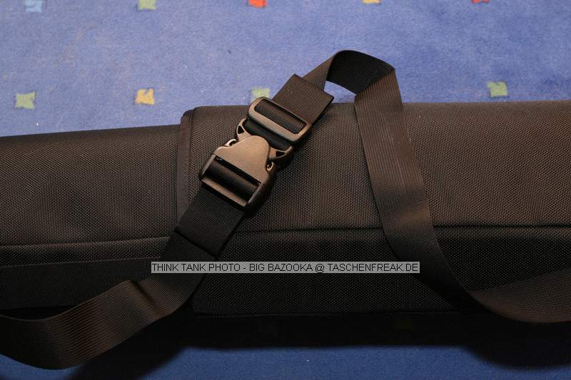 THINK TANK PHOTO BIG BAZOOKA\n\nFoto von Jrg Langer - www.taschenfreak.de\n\nKommentar des Nutzers:\n\nEine extrem flexible Stativtasche die sich der Lnge des Statives anpasst und damit sehr vielseitig einsetzbar ist.\n\nThink Tank macht nicht nur die besten Fototaschen, sondern auch dessen Zubehr ist unschlagbar praktisch und voll auf den Profi- oder Ambitionierten Fotografen ausgerichtet.\n\nInformationen unter:\nwww.thinktankphoto.com\n\nKaufen unter:\nwww.isarfoto.de