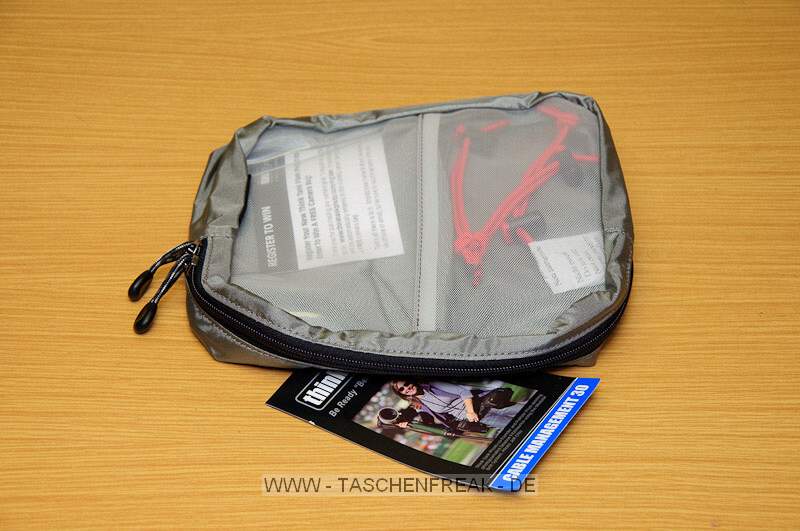 THINK TANK PHOTO - CABLE MANAGEMENT 30\n\nFoto und Kommentar von J�rg Langer - www.taschenfreak.de\n\nKommentar:\n\nVielen Dank an ISARFOTO f�r die Leihstellung der Think Tank Produkte, die ich hiermit gerne den Taschenfreak.de Besuchern vorstellen m�chte.\n\nDas (oder hei�t es die?) Cable Management 30 Tasche ist ideal f�r die unz�hligen Kabel und Kleinteile die wir "MultiMedia-Worker" so jeden Tag bei uns haben und irgendwo in unseren Foto, Video und Notebooktaschen verkramen. Dieses 30er Modell ist eine Nummer gr��er als die 20er und sehr praktisch auf f�r zwei Blitzger�te wie dem SB-900 aus dem Hause Nikon und/oder dem 580er aus dem Hause Canon zu nutzen.\n\nTragegriff und schmales R�ckenfach geh�ren auch dazu und erh�hen die sinnvolle Nutzung dieses wertvollen Tools!\n\nMit zum Lieferumfang geh�ren die �u�erst praktischen Kabelbilder die Ihr auf den Bildern sehen k�nnt.