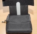 THINK TANK PHOTO - THE CHIMP CAGE\n\nFoto von einem anonymen User  - 1000 DANK!\n\nKommentar des Nutzers:\n\nThinktankphoto -> "The Chimp Cage"\n\n- passt an Modulus Set und somit an Speedbelt von Thinktank\n- Platz fr Profi-DSLR (hier D2H) oder Zubehr\n- super Verarbeitung (grosse Reissverschluesse und Griffe)\n- Materialmix aus verschiedenen Stoffen fuer unterschiedliche Festigkeiten der Stoffe. So kann manches besser zusammengefaltet werden.\n- Groesse ca. 20 x 18 x 12 cm (BxHxT)\n\nBild 1: Gesamtuebersicht Tasche. Front hat ein Netz indem Filter oder \nDeckel untergebracht werden koennen.\nBild 2: Draufsicht mit Inhalt (hier Nikon D2h). Es ist Platz fuer eine \ngroessere DSLR oder normale DSLR mit Batteriegriff.\nBild 3: Ohne Inhalt. Innentasche kann mit 3 Teiler untergliedert werden \n(mitgeliefert)\nBild 4: Innentasche herausgenommen (wird mit Klettverschluss fixiert)\nBild 5: Ueberzug/Schutz gegen Regen usw. Ist in einem gesonderten \nInnenfach untergebracht. Zusatzlich an einem Band (blau) befestig, dass \nman es nicht verlieren kann.\nBild 6: Tasche mit Regenueberzug (auf Rueckseite ist eine Aussparung \nfrei, damit die Tasche weiterhin gut am Speedbelt (=Guertel) befestigt \nwerden kann.\nBild 7: Breite und stabile Befestigung an Guertel oder Speedbelt. Die \nweisse Zunge dient zum Fixieren am Speedbelt. So kann sich die Tasche \nnicht verschieben.