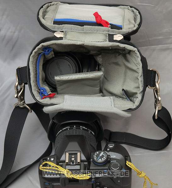 THINK TANK PHOTO - DIGITAL HOLSTER 10\n\nFoto von Wolfgang Rentzsch - VIELEN DANK!\n\nKommentar:\n\nBilder zur Digital Holster 10.\n\nDie Regenhaube nehme ich nie mit. Den Platz nutze ich lieber für den Ersatzakku. Wenn ich mit Rucksack unterwegs bin, lasse ich den Schultergurt weg und hänge die Holstertasche mit kurzen Reepschnurstücken und kleinen Karabinerchen dran vorne in die Tragegurte ein. Mit der hinteren Klappe fixiere ich die Tasche am Bauchgurt. Auf diese Weise pendelt das ganze Zeug beim Vornüberbeugen nicht vor der Nase herum.\n\nViele Grüße\n\nWolfgang Rentzsch