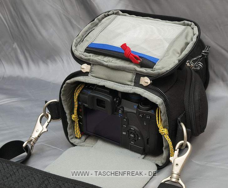 THINK TANK PHOTO - DIGITAL HOLSTER 10\n\nFoto von Wolfgang Rentzsch - VIELEN DANK!\n\nKommentar:\n\nBilder zur Digital Holster 10.\n\nDie Regenhaube nehme ich nie mit. Den Platz nutze ich lieber fr den Ersatzakku. Wenn ich mit Rucksack unterwegs bin, lasse ich den Schultergurt weg und hnge die Holstertasche mit kurzen Reepschnurstcken und kleinen Karabinerchen dran vorne in die Tragegurte ein. Mit der hinteren Klappe fixiere ich die Tasche am Bauchgurt. Auf diese Weise pendelt das ganze Zeug beim Vornberbeugen nicht vor der Nase herum.\n\nViele Gre\n\nWolfgang Rentzsch