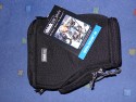 THINK TANK PHOTO - DIGITAL HOLSTER 20\n\nFoto von Jrg Langer - www.taschenfreak.de\n\nKommentar des Nutzers:\n\nDie Think Tank Holster Taschen sind nicht oder nur unwesentlich teurer als "Artverwandte" Holstertaschen der Tamrac und Lowepro Fraktion, aber um ein vielfaches smarter, professioneller und durchdachter.\n\nDie zweit kleinste Holstertasche die wir Ihnen hier zeigen, ist die Digital Holster 20, eine perfekte Tasche fr eine Semiproofessionelle Cam ohne Batteriegriff wie zum beispiel eine Canon 30D, 5D oder Nikon D200 mit Allround Linse. Auch 2.8er Linsen passen gut hinein.\n\nDurch einen dezenten Reissverschluss am unteren Ende lsst sich die Holstertasche verlngern so das sogar eine Cam mit angesetzter 300er Festbrennweite hineinpassen.\n\nEin Regenschutz und ein sehr bequemer Schultergurt gehren dazu.\n\nHoch professionell und sehr vielseitig und dennoch bezahlbar!
