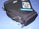 THINK TANK PHOTO - DIGITAL HOLSTER 20\n\nFoto von Jrg Langer - www.taschenfreak.de\n\nKommentar des Nutzers:\n\nDie Think Tank Holster Taschen sind nicht oder nur unwesentlich teurer als "Artverwandte" Holstertaschen der Tamrac und Lowepro Fraktion, aber um ein vielfaches smarter, professioneller und durchdachter.\n\nDie zweit kleinste Holstertasche die wir Ihnen hier zeigen, ist die Digital Holster 20, eine perfekte Tasche fr eine Semiproofessionelle Cam ohne Batteriegriff wie zum beispiel eine Canon 30D, 5D oder Nikon D200 mit Allround Linse. Auch 2.8er Linsen passen gut hinein.\n\nDurch einen dezenten Reissverschluss am unteren Ende lsst sich die Holstertasche verlngern so das sogar eine Cam mit angesetzter 300er Festbrennweite hineinpassen.\n\nEin Regenschutz und ein sehr bequemer Schultergurt gehren dazu.\n\nHoch professionell und sehr vielseitig und dennoch bezahlbar!