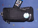 THINK TANK PHOTO - DIGITAL HOLSTER 20\n\nFoto von Jrg Langer - www.taschenfreak.de\n\nKommentar des Nutzers:\n\nDie Think Tank Holster Taschen sind nicht oder nur unwesentlich teurer als "Artverwandte" Holstertaschen der Tamrac und Lowepro Fraktion, aber um ein vielfaches smarter, professioneller und durchdachter.\n\nDie zweit kleinste Holstertasche die wir Ihnen hier zeigen, ist die Digital Holster 20, eine perfekte Tasche fr eine Semiproofessionelle Cam ohne Batteriegriff wie zum beispiel eine Canon 30D, 5D oder Nikon D200 mit Allround Linse. Auch 2.8er Linsen passen gut hinein.\n\nDurch einen dezenten Reissverschluss am unteren Ende lsst sich die Holstertasche verlngern so das sogar eine Cam mit angesetzter 300er Festbrennweite hineinpassen.\n\nEin Regenschutz und ein sehr bequemer Schultergurt gehren dazu.\n\nHoch professionell und sehr vielseitig und dennoch bezahlbar!