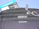 THINK TANK PHOTO - DIGITAL HOLSTER 20\n\nFoto von Jrg Langer - www.taschenfreak.de\n\nKommentar des Nutzers:\n\nDie Think Tank Holster Taschen sind nicht oder nur unwesentlich teurer als "Artverwandte" Holstertaschen der Tamrac und Lowepro Fraktion, aber um ein vielfaches smarter, professioneller und durchdachter.\n\nDie zweit kleinste Holstertasche die wir Ihnen hier zeigen, ist die Digital Holster 20, eine perfekte Tasche fr eine Semiproofessionelle Cam ohne Batteriegriff wie zum beispiel eine Canon 30D, 5D oder Nikon D200 mit Allround Linse. Auch 2.8er Linsen passen gut hinein.\n\nDurch einen dezenten Reissverschluss am unteren Ende lsst sich die Holstertasche verlngern so das sogar eine Cam mit angesetzter 300er Festbrennweite hineinpassen.\n\nEin Regenschutz und ein sehr bequemer Schultergurt gehren dazu.\n\nHoch professionell und sehr vielseitig und dennoch bezahlbar!